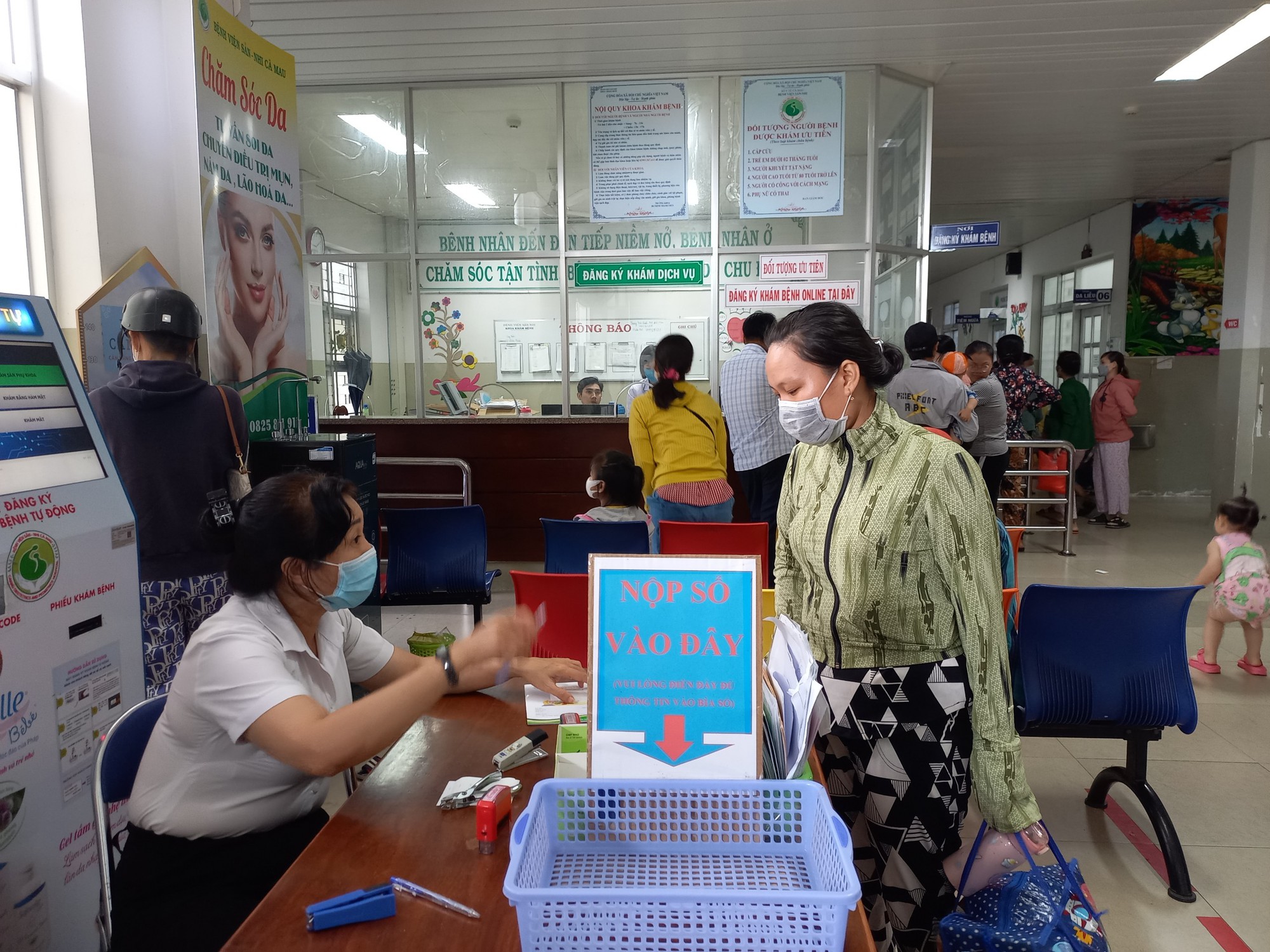 Cảnh b&aacute;o việc đối tượng tự xưng nh&acirc;n vi&ecirc;n y tế để ch&agrave;o b&aacute;n thuốc - Ảnh 2.