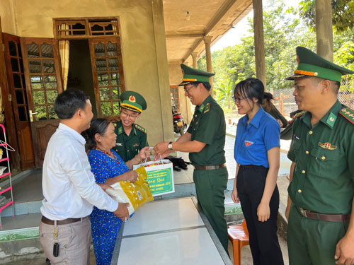 Thượng &uacute;y bi&ecirc;n ph&ograve;ng c&oacute; tấm l&ograve;ng nh&acirc;n hậu - Ảnh 1.