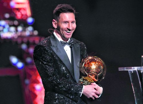 Truyền th&ocirc;ng Anh: Ronaldo bị sốc khi Messi khoe Quả b&oacute;ng v&agrave;ng thứ 8... - Ảnh 3.