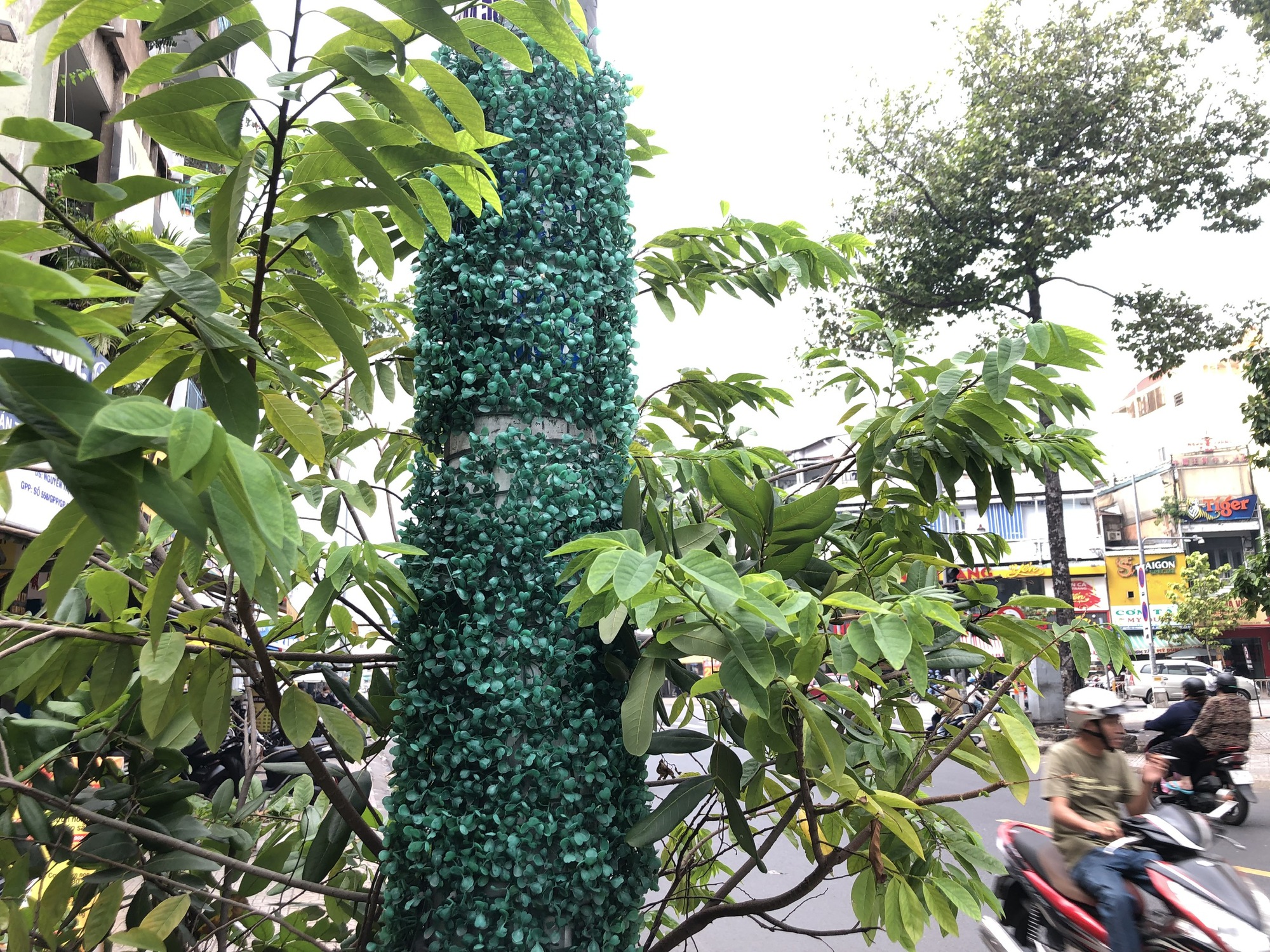 Quảng cáo tấn công cột điện vừa được tháo cỏ nhựa - Ảnh 4.