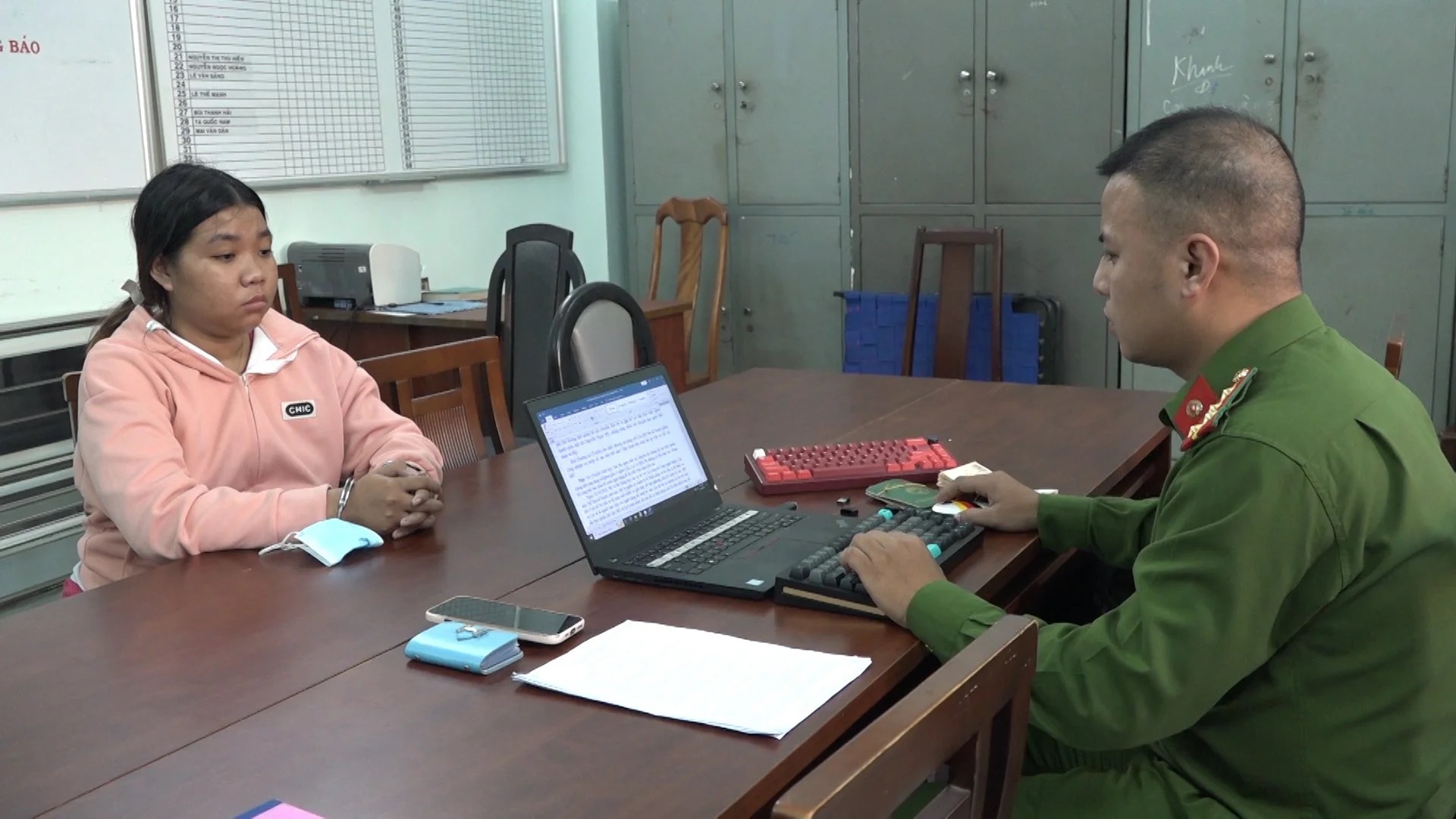 VIDEO: Người phụ nữ trong vụ cướp Sacombank được chia 1 tỉ đồng