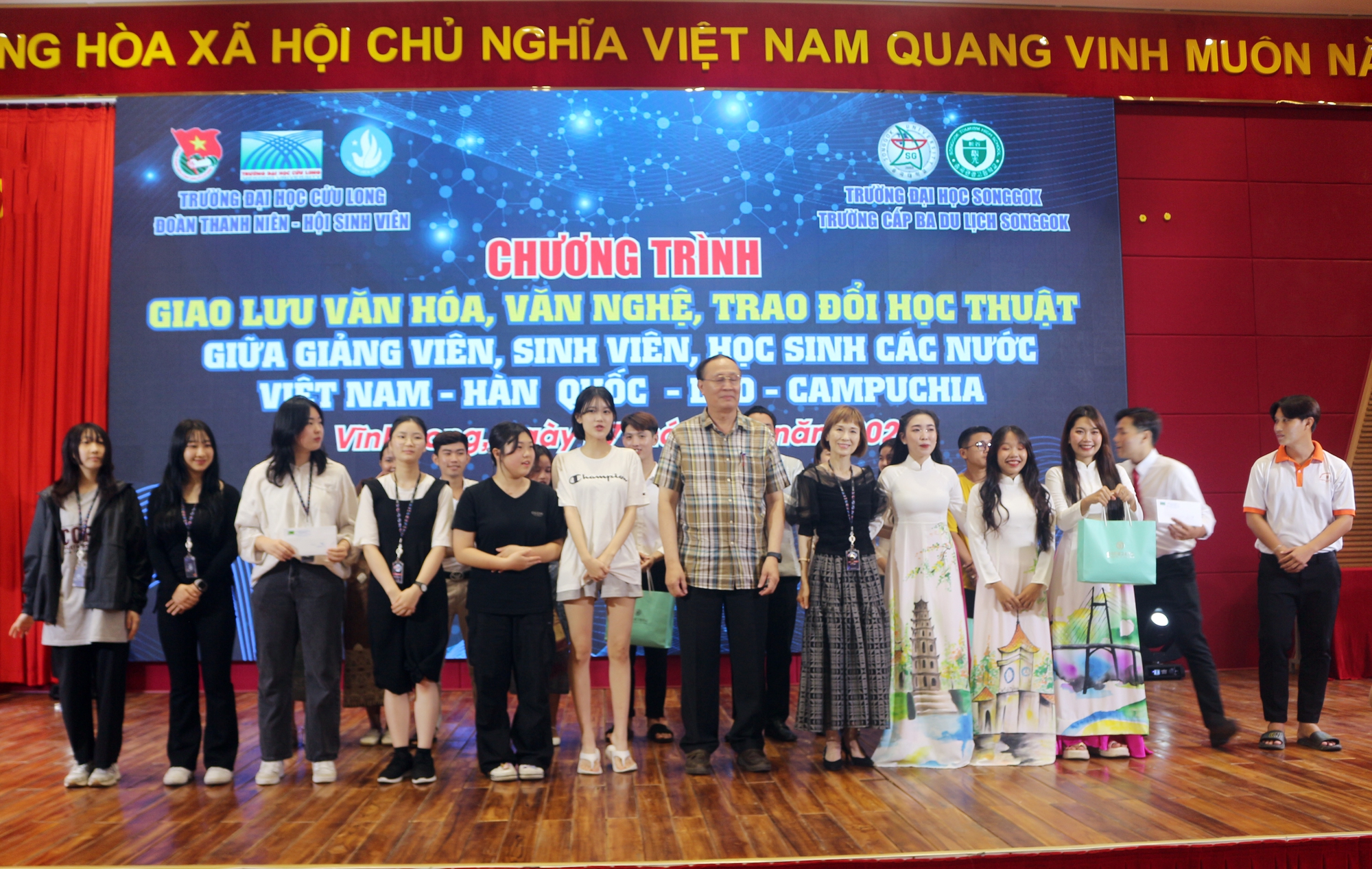 Sinh viên Trường ĐH Cửu Long giao lưu với học sinh, sinh viên Hàn Quốc - Ảnh 6.