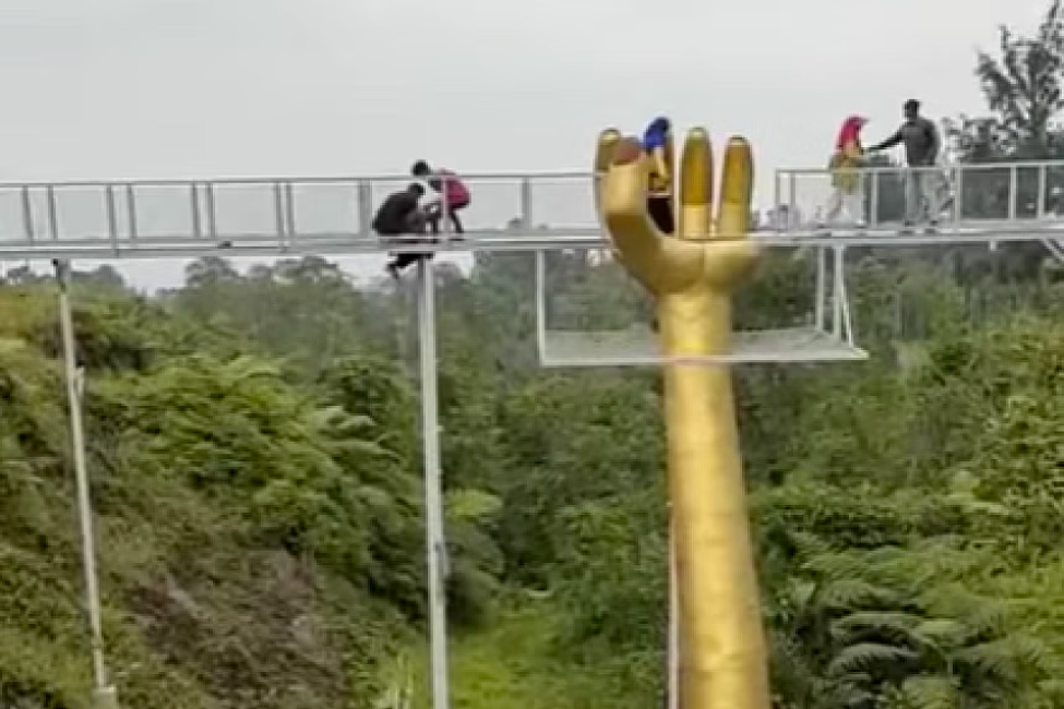 Sập sàn cầu kính cao 10 m ở Indonesia, 4 du khách thương vong - Ảnh 1.