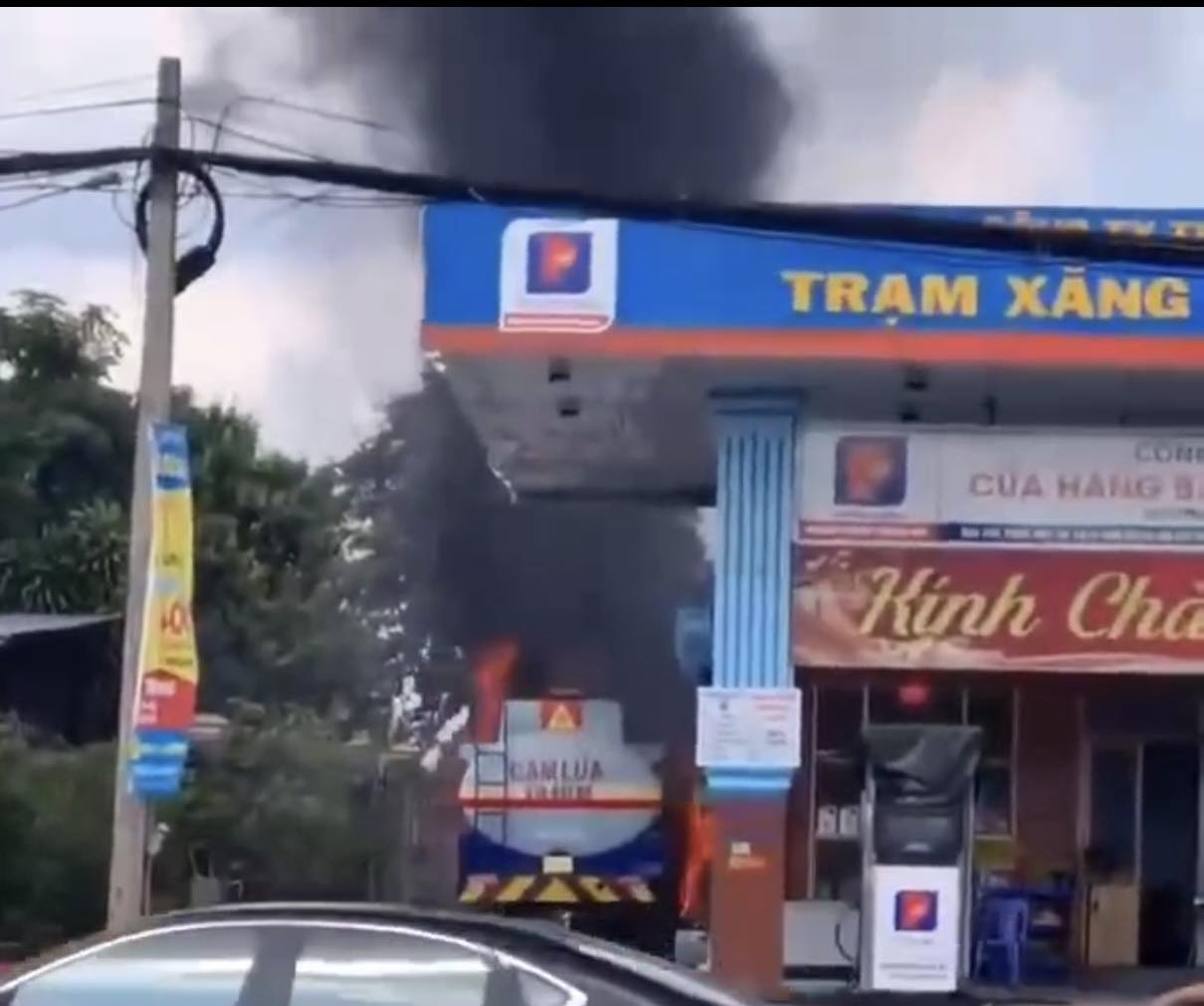 CLIP: Xe bồn bốc cháy ngùn ngụt sát bên cây xăng