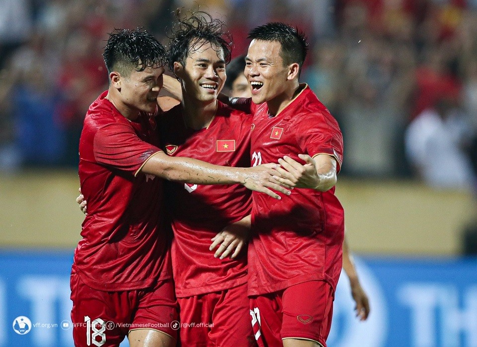 Tuyển Việt Nam tăng bậc tr&ecirc;n bảng xếp hạng FIFA - Ảnh 1.