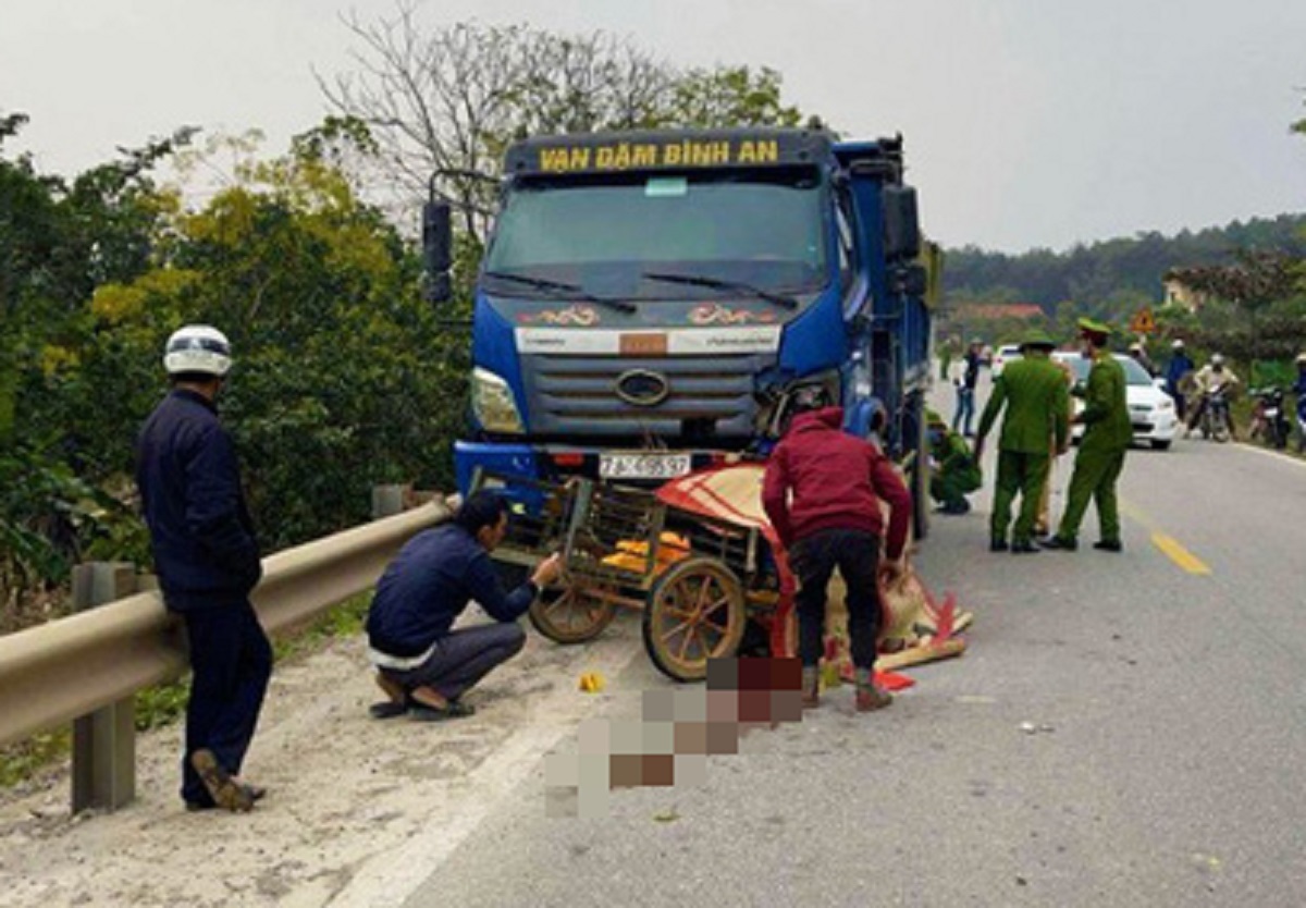Hai bố con đi xe máy tử vong trong vụ va chạm với xe tải