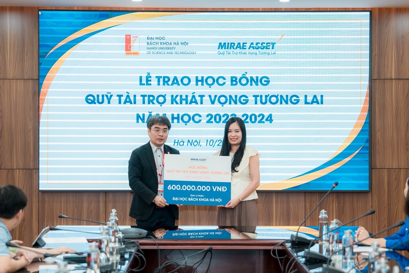 Quỹ Tài trợ Khát vọng Tương lai trao tặng hơn 1,3 tỉ đồng cho sinh viên tại Hà Nội - Ảnh 2.
