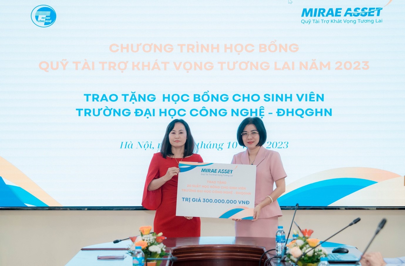 Quỹ Tài trợ Khát vọng Tương lai trao tặng hơn 1,3 tỉ đồng cho sinh viên tại Hà Nội - Ảnh 3.