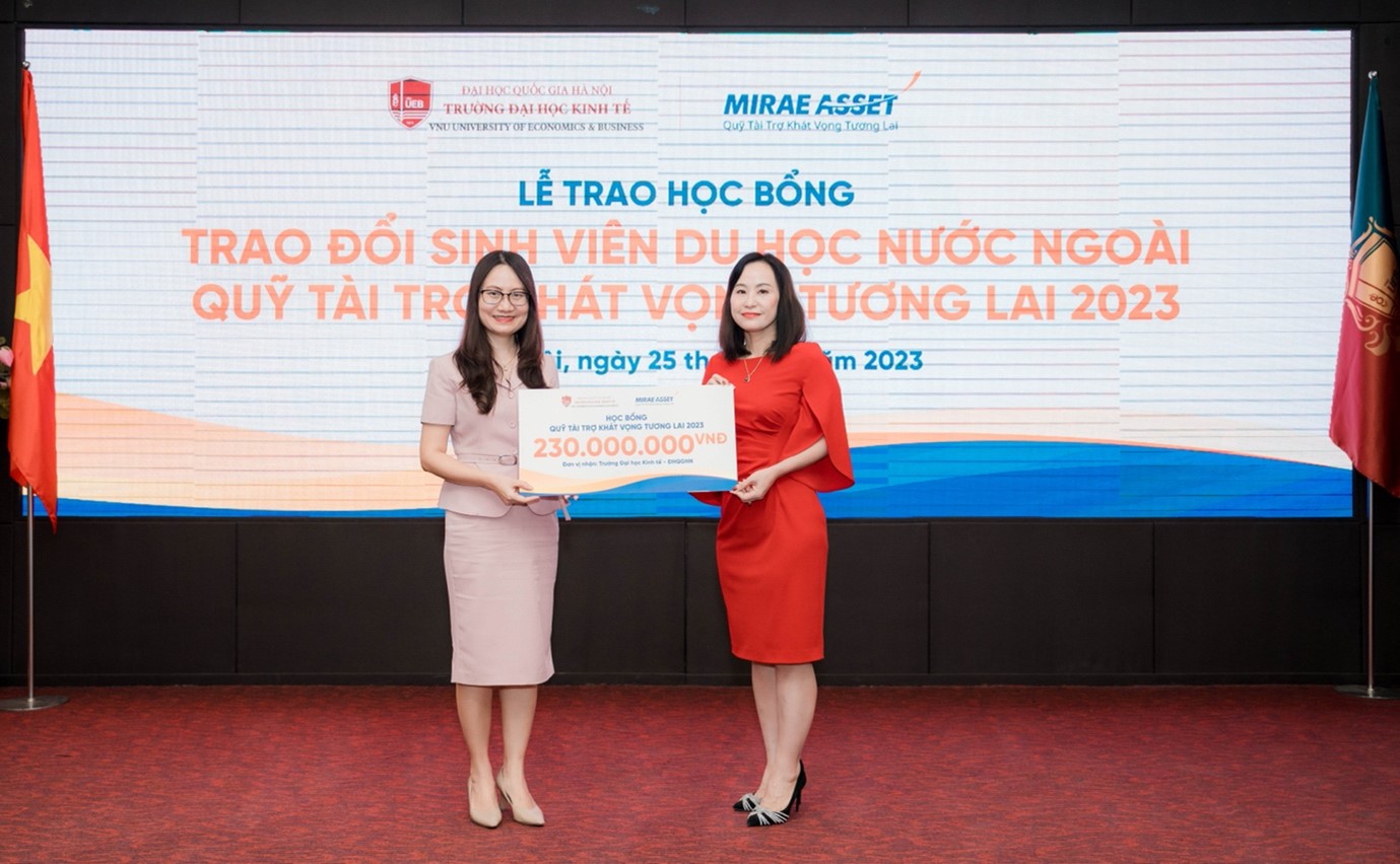 Quỹ Tài trợ Khát vọng Tương lai trao tặng hơn 1,3 tỉ đồng cho sinh viên tại Hà Nội - Ảnh 4.