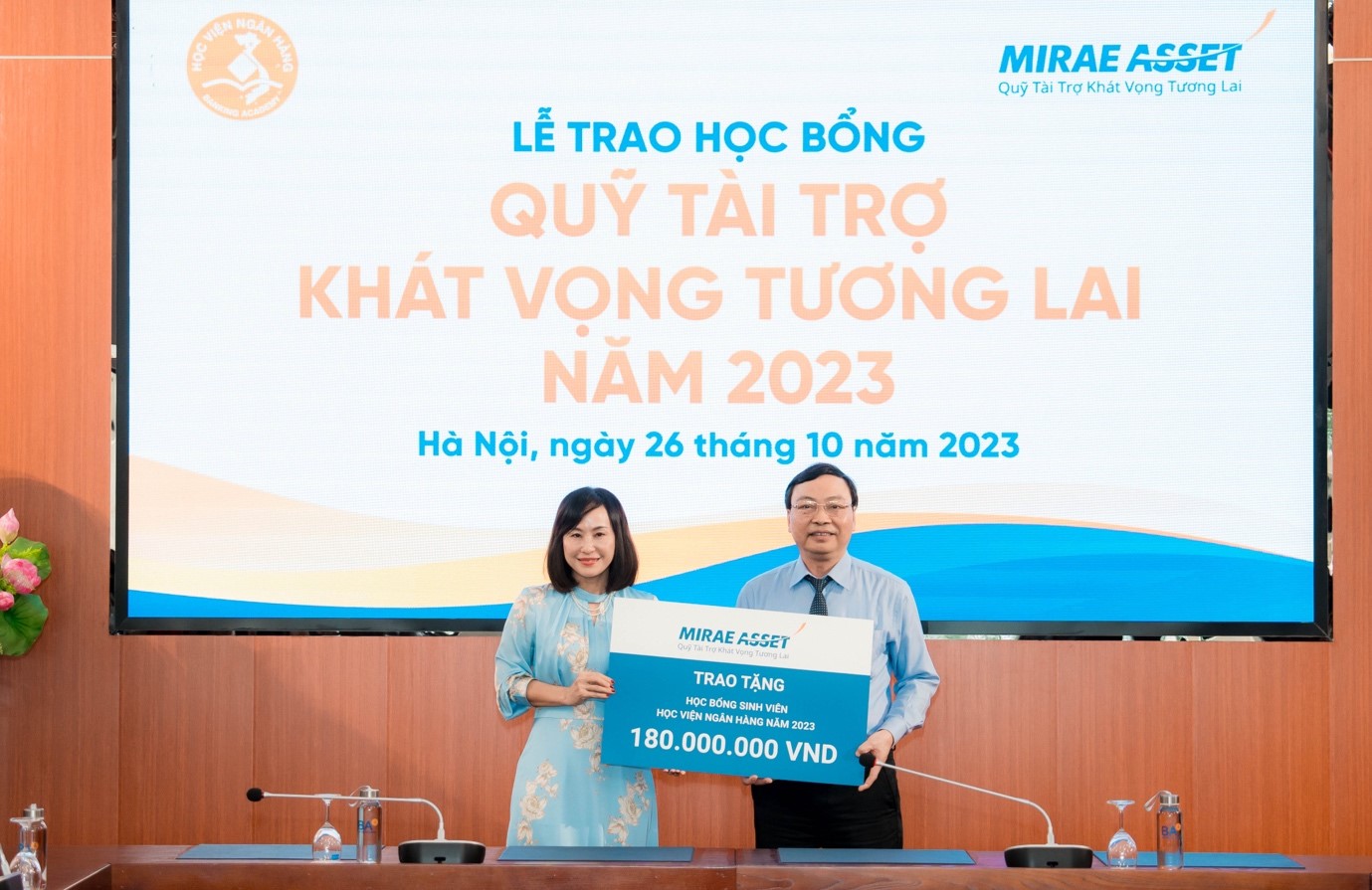 Quỹ Tài trợ Khát vọng Tương lai trao tặng hơn 1,3 tỉ đồng cho sinh viên tại Hà Nội - Ảnh 5.