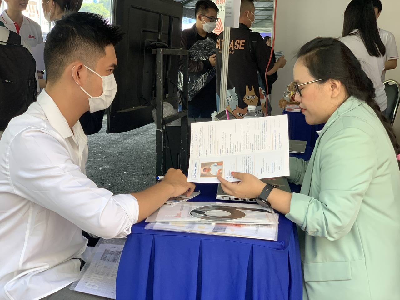 Sinh viên cầm 10 hồ sơ đi tìm việc