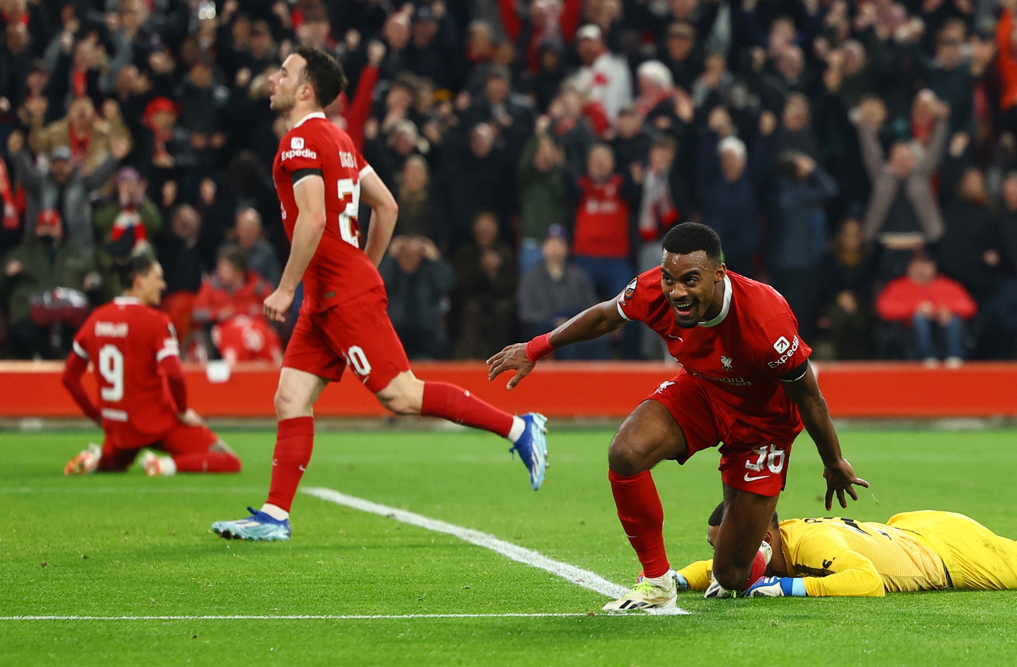 Chân gỗ Nunez lỡ bàn thắng khó tin, Liverpool ra oai hạ gục Toulouse - Ảnh 6.