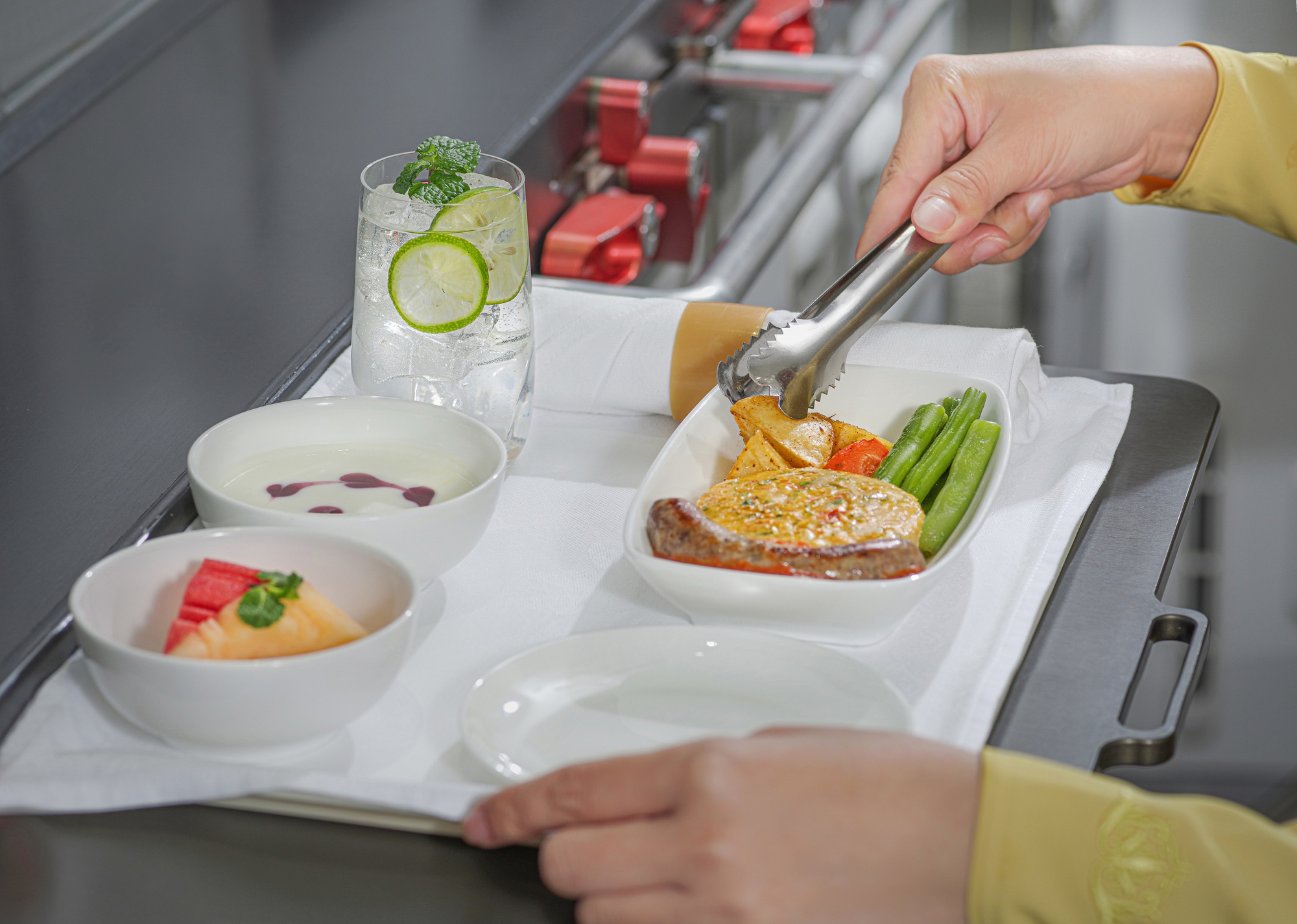 Số h&oacute;a thực đơn chuyến bay, Vietnam Airlines hạn chế h&agrave;ng chục tấn giấy thải mỗi năm - Ảnh 4.