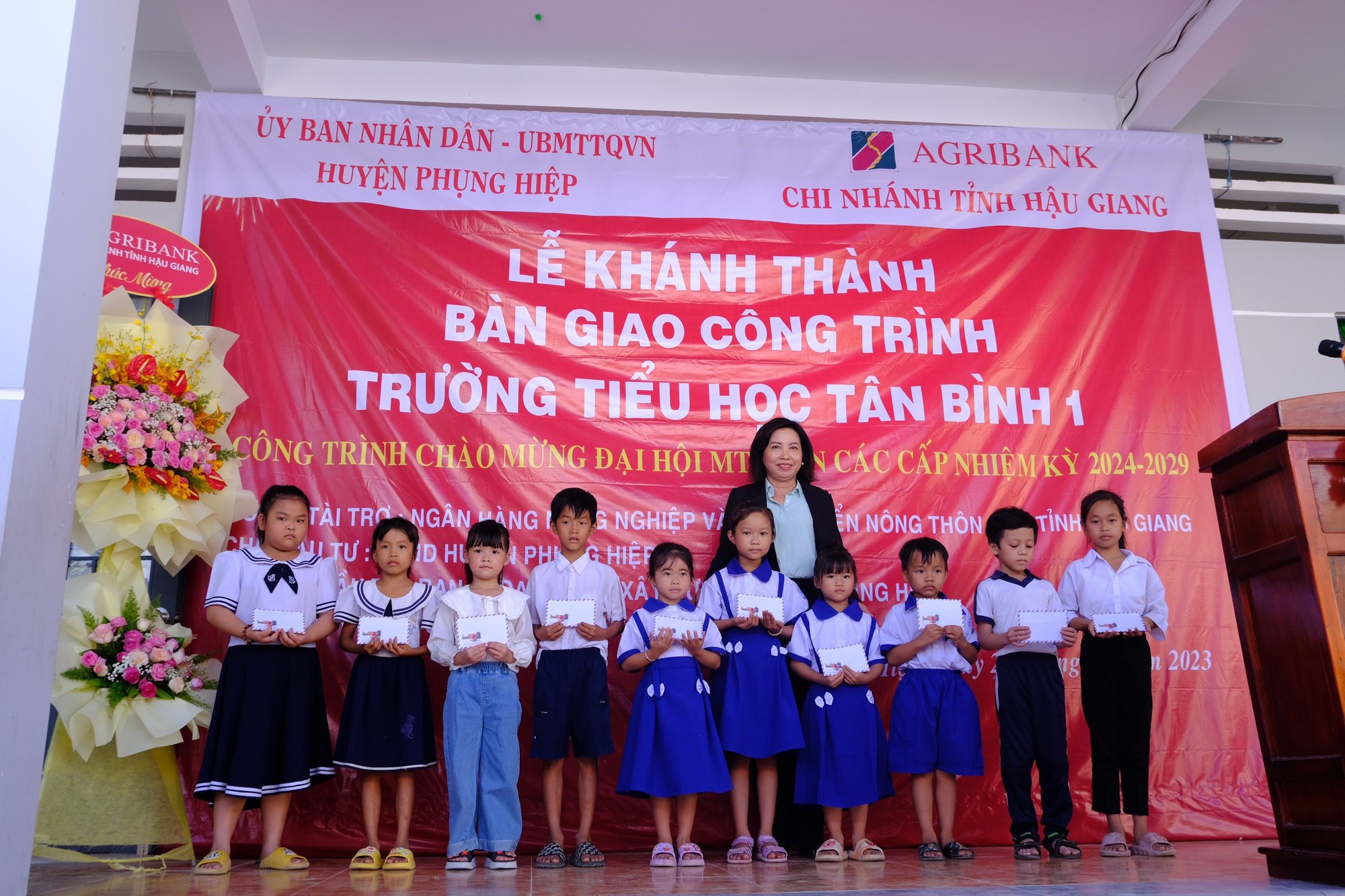 Agribank Hậu Giang t&agrave;i trợ 5 tỉ đồng x&acirc;y dựng Trường Tiểu học T&acirc;n B&igrave;nh 1 - Ảnh 4.