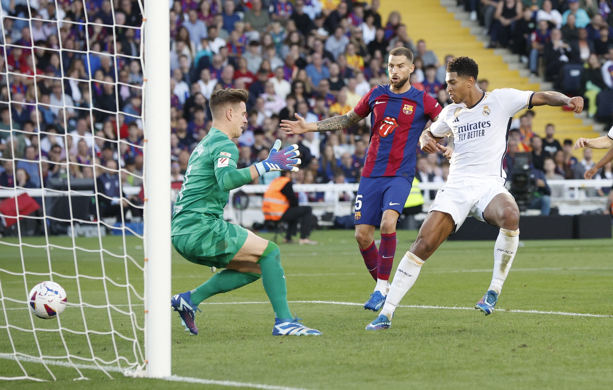 Bellingham nhấn ch&igrave;m Barcelona, Real Madrid ngược d&ograve;ng thắng ở Si&ecirc;u kinh điển - Ảnh 2.