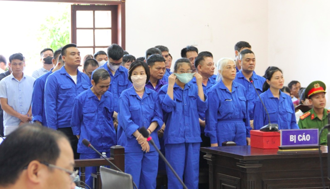 Thu lời bất chính hàng trăm tỉ đồng, 2 "đại gia sinh đôi" lan đột biến lĩnh án 2-3 năm tù