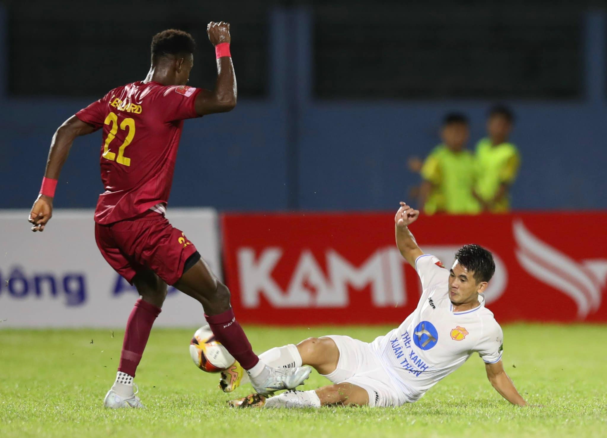 Vua ph&aacute; lưới lập c&uacute; đ&uacute;p, CLB Nam Định dẫn đầu V-League 2023-2024 - Ảnh 3.