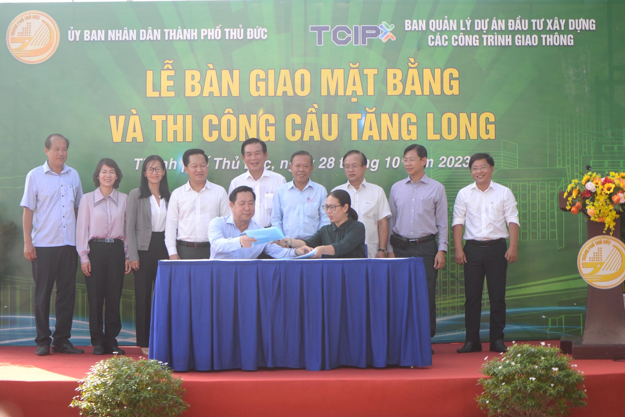 Cầu 700 tỉ đồng ở Thủ Đức thi c&ocirc;ng trở lại sau 4 năm tạm dừng - Ảnh 1.