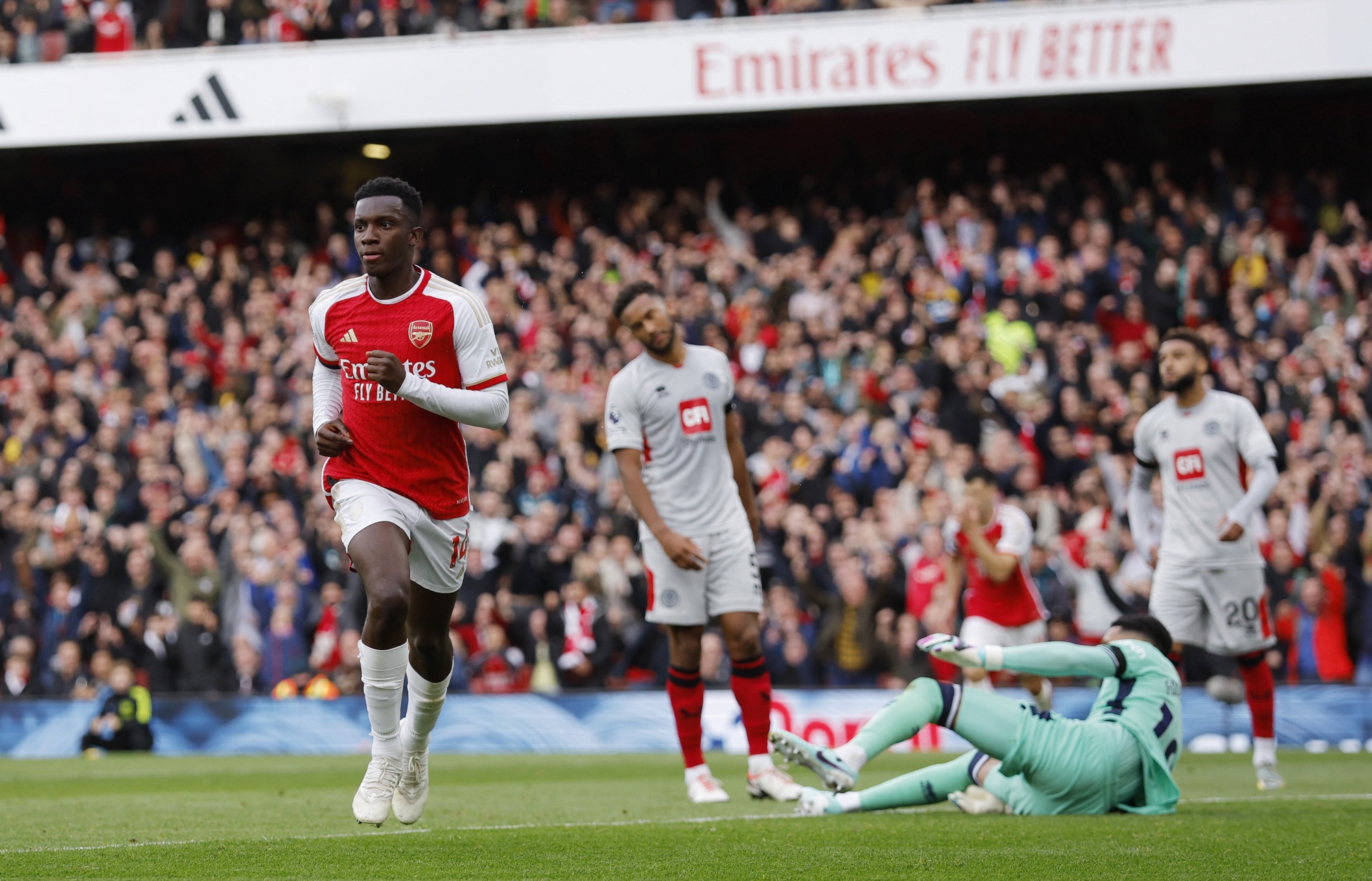Hat-trick Nketiah nhấn ch&igrave;m Sheffield United, Arsenal thăng hoa Ngoại hạng Anh - Ảnh 2.