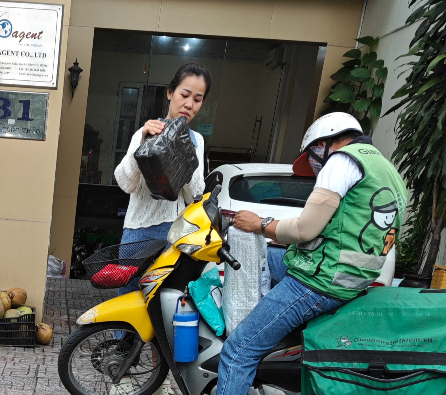 Cách nào giảm "bom" hàng, "bùng" hàng trên mạng?