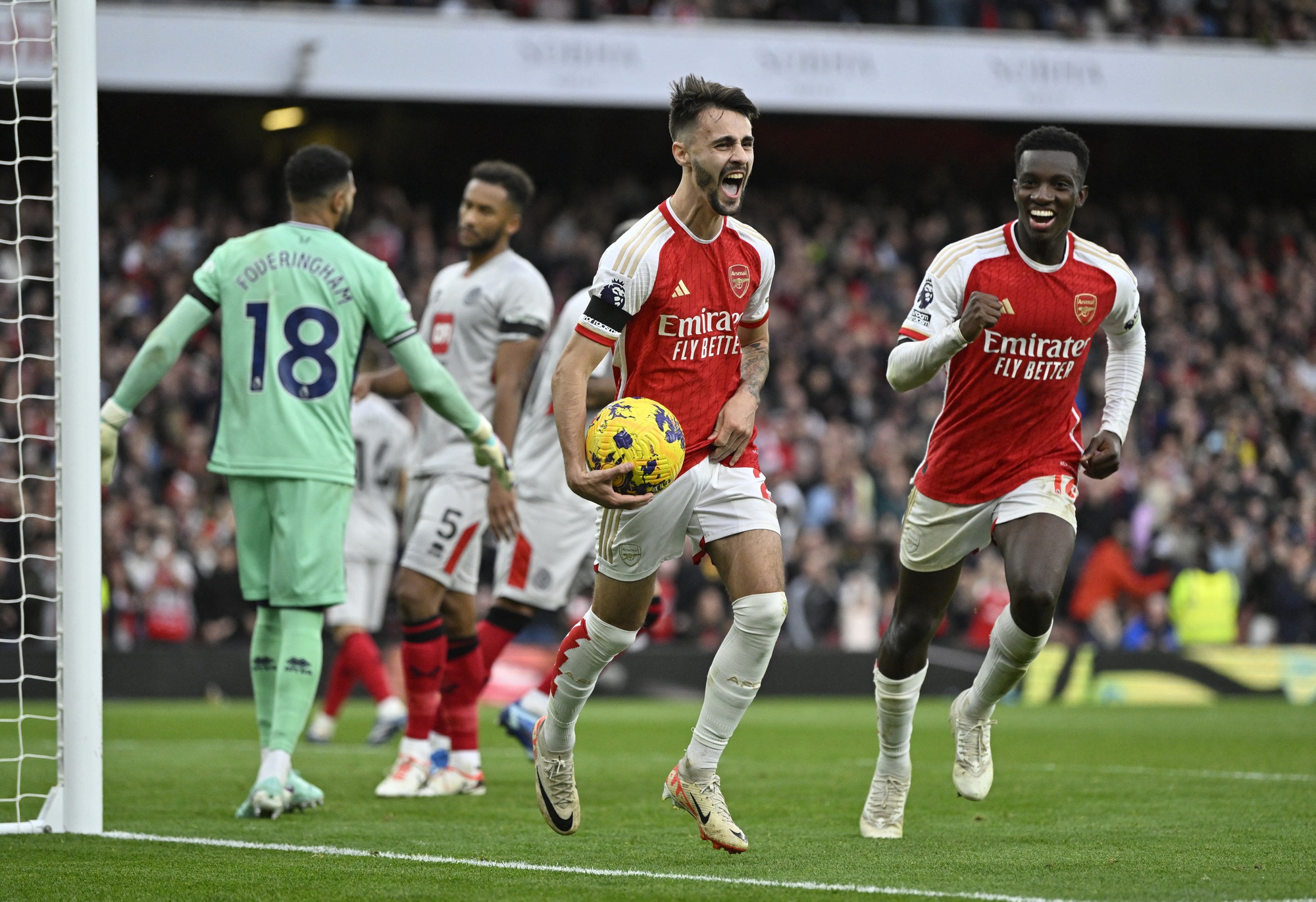 Hat-trick Nketiah hạ gục Sheffield United, Arsenal tiếp tục bay cao