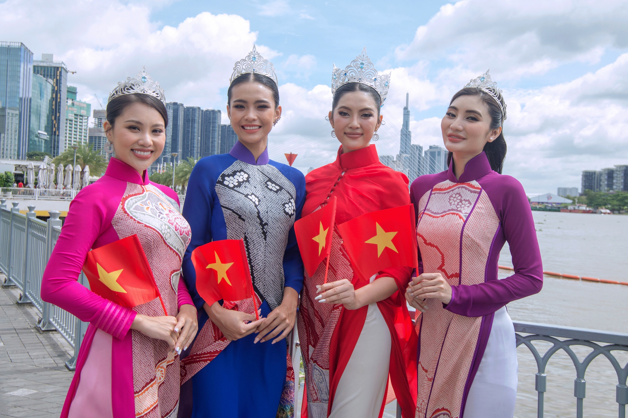 Các hoa hậu, á hậu khoe sắc trên đường phố TP HCM- Ảnh 2.