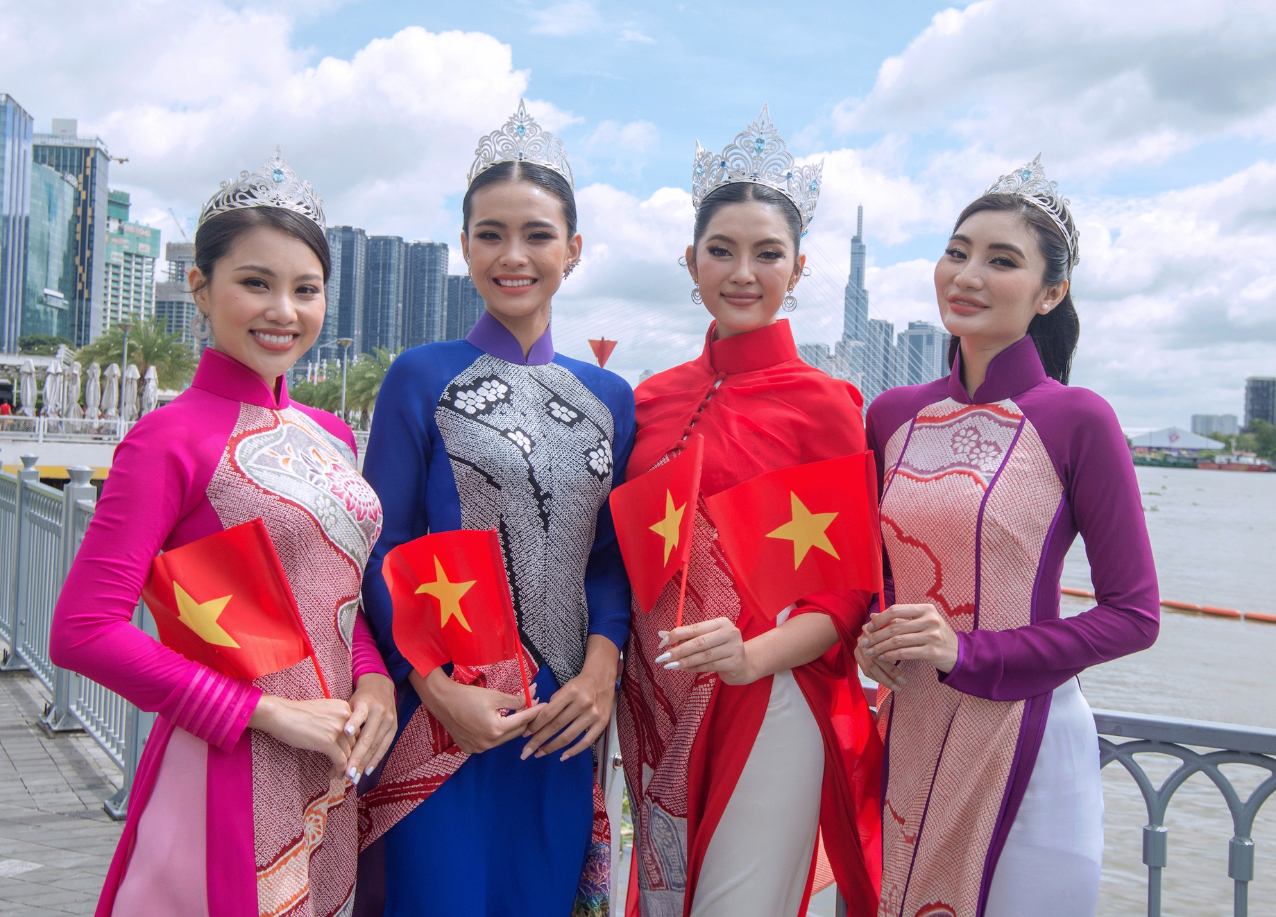 Các hoa hậu, á hậu khoe sắc trên đường phố TP HCM