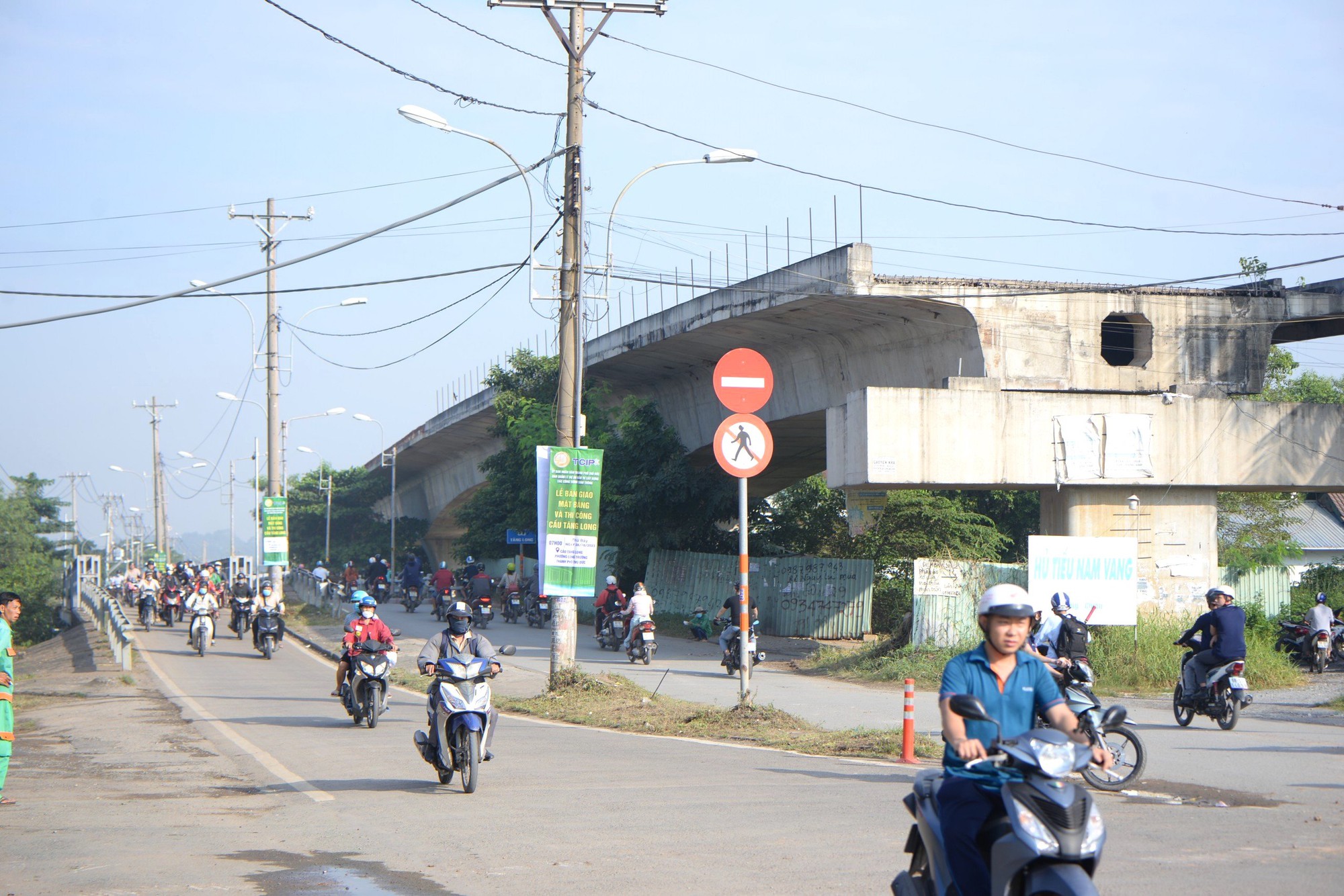 Cầu 700 tỉ đồng ở Thủ Đức thi công trở lại sau 4 năm tạm dừng