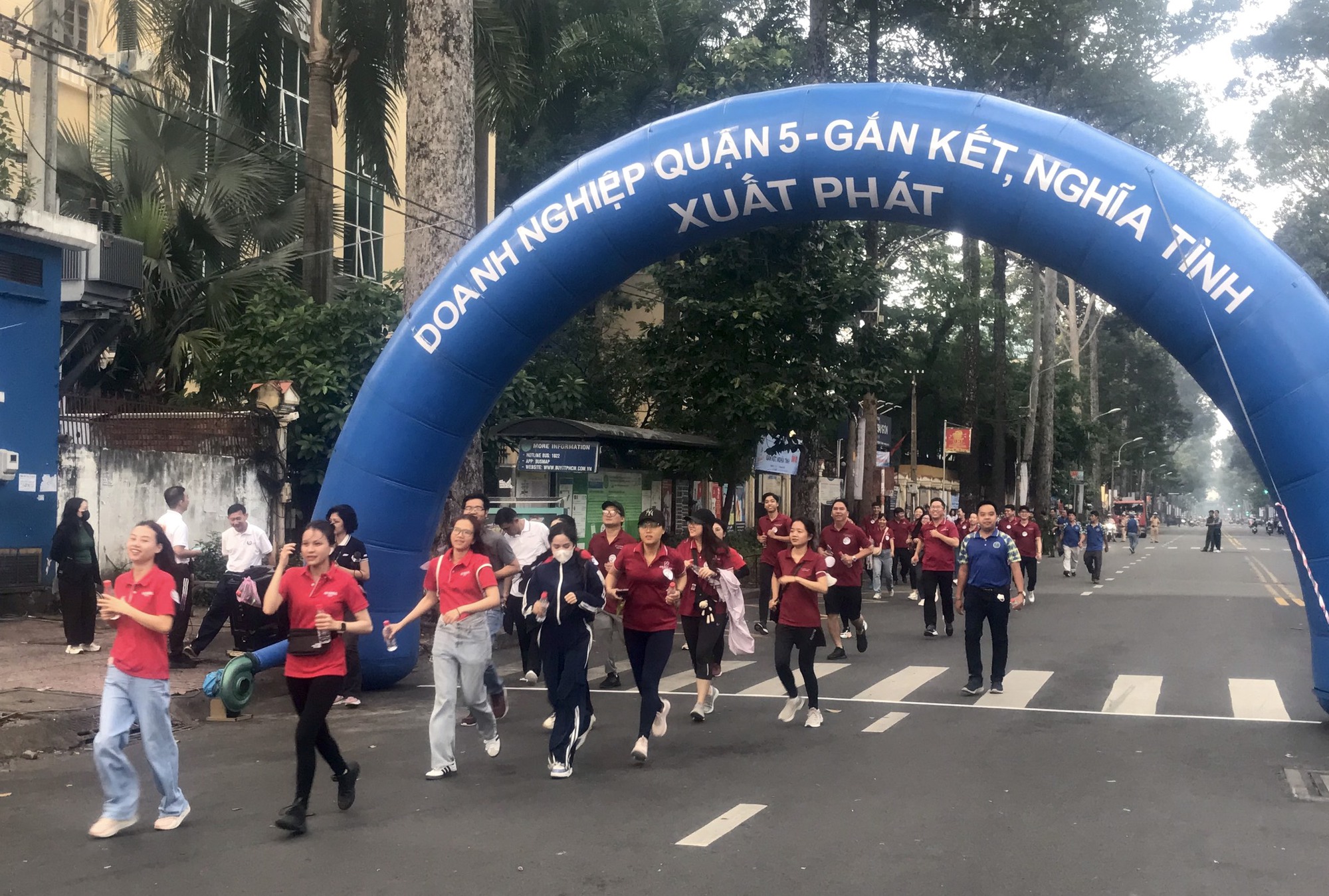 Đi bộ Doanh nghiệp Quận 5 - Gắn kết, nghĩa tình chăm lo Tết cho người dân - Ảnh 7.