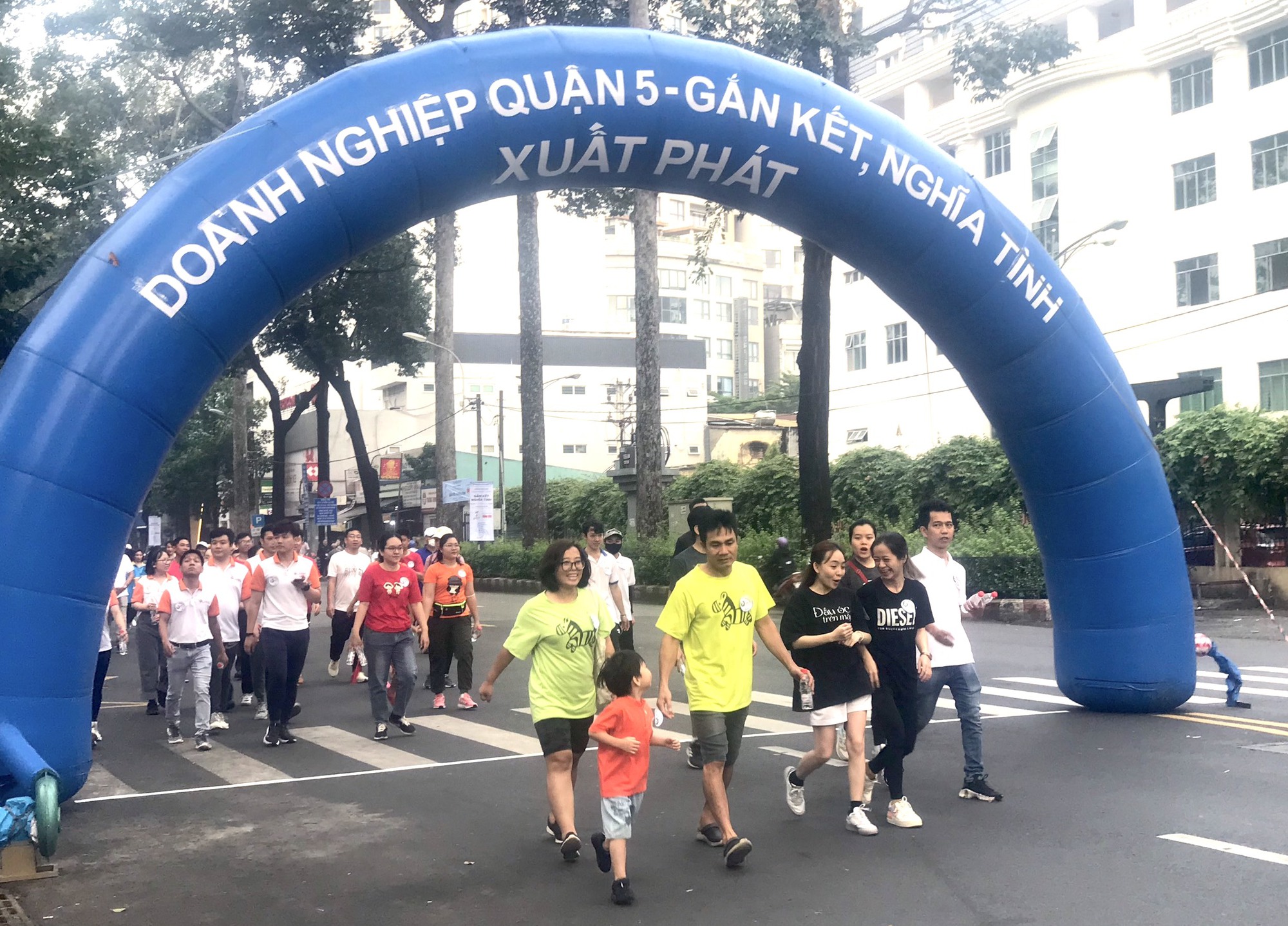 Đi bộ Doanh nghiệp Quận 5 - Gắn kết, nghĩa tình chăm lo Tết cho người dân - Ảnh 6.
