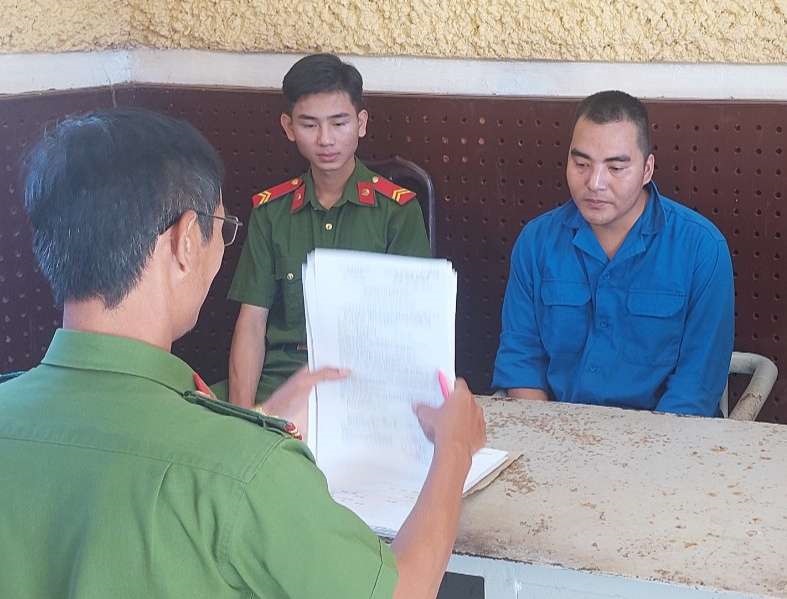 Bắt giữ nh&oacute;m cưỡng đoạt t&agrave;i sản sau khi cho vay l&atilde;i nặng - Ảnh 4.