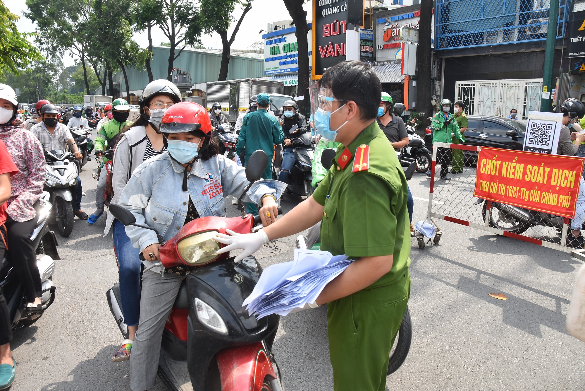 Phòng chống COVID-19: Việt Nam đi sau về trước