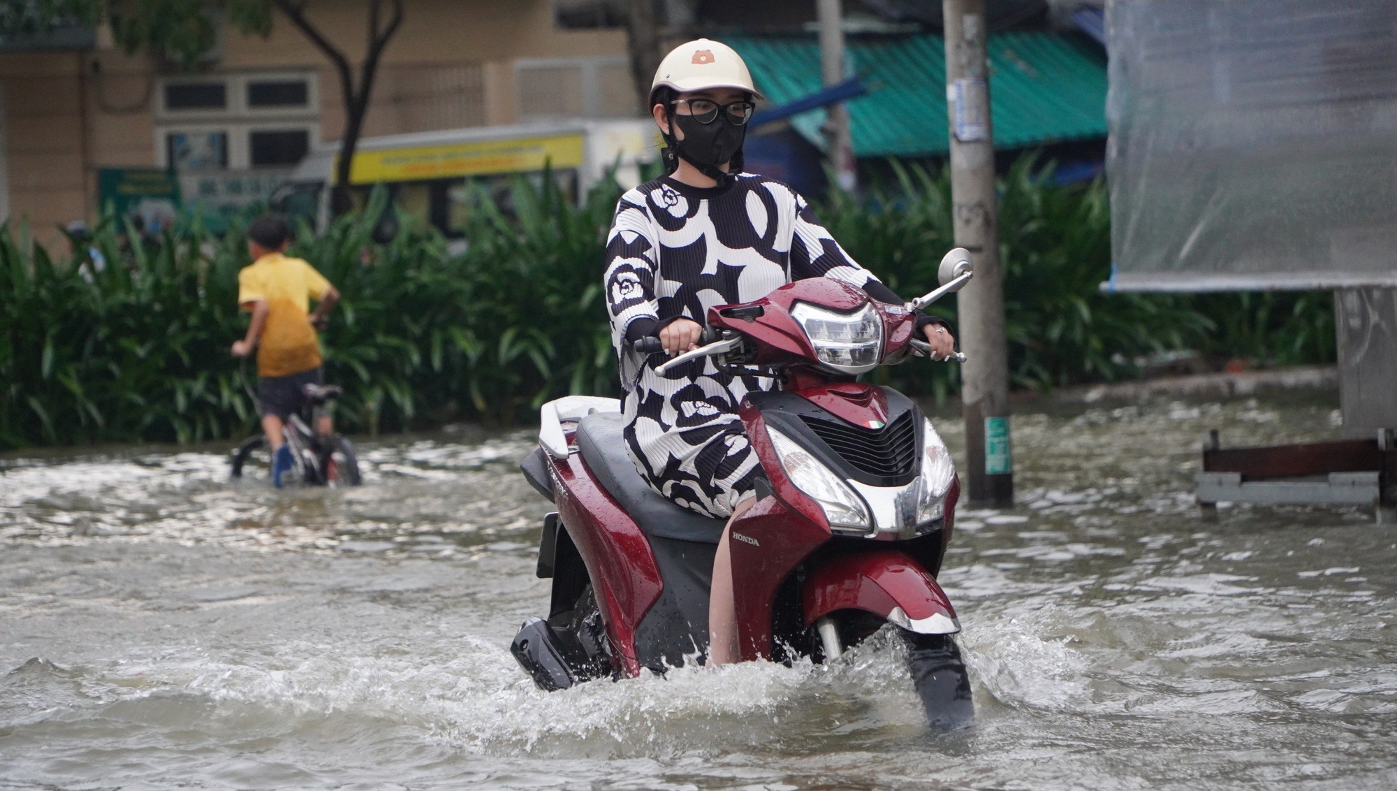 Loạt ảnh người d&acirc;n TP HCM h&igrave; hục dắt xe qua đoạn đường ngập ng&agrave;y triều cường d&acirc;ng cao - Ảnh 5.
