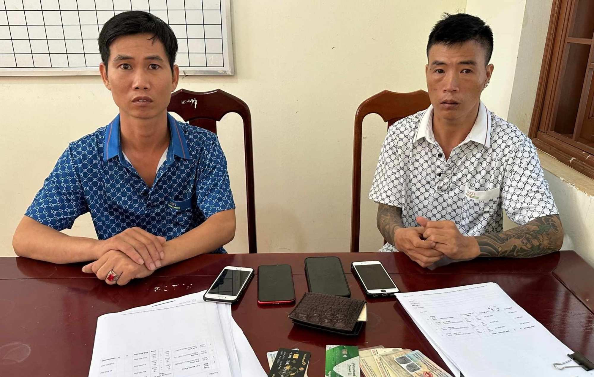 Bắt giữ nh&oacute;m cưỡng đoạt t&agrave;i sản sau khi cho vay l&atilde;i nặng - Ảnh 1.