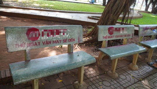99 ghế đá bị sơn quảng cáo cá cược: Phát hiện 2 nam thanh niên bịt mặt