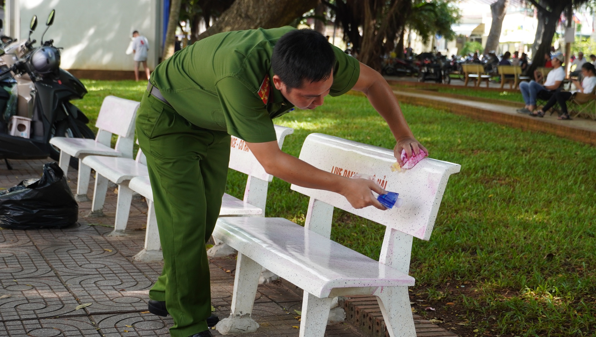 H&agrave;ng trăm ghế đ&aacute; Vũng T&agrave;u bị sơn đỏ quảng c&aacute;o c&aacute; cược trực tuyến - Ảnh 3.