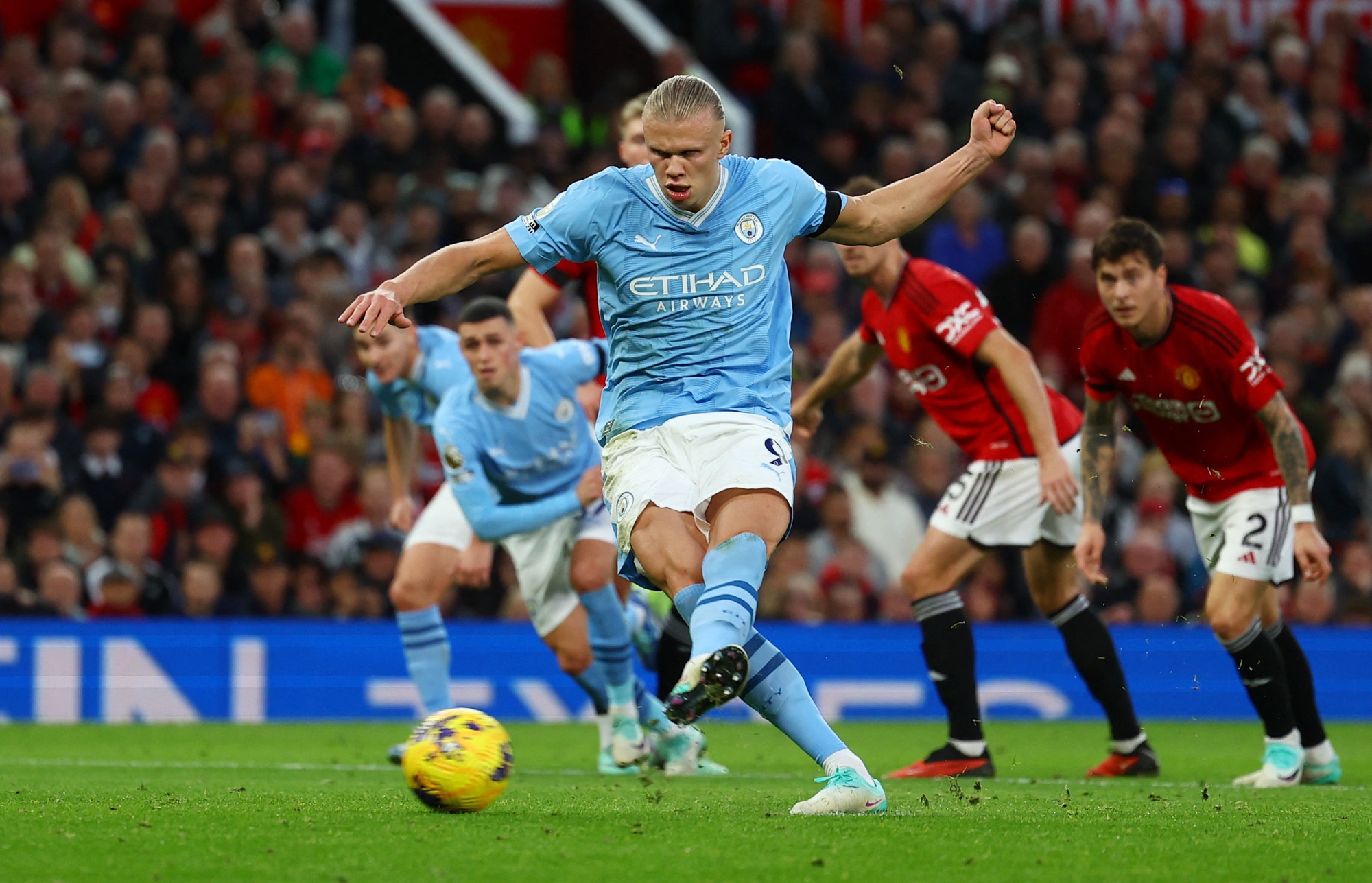 Haaland chói sáng, "pháo đài" Old Trafford đổ sập ở đại chiến Manchester