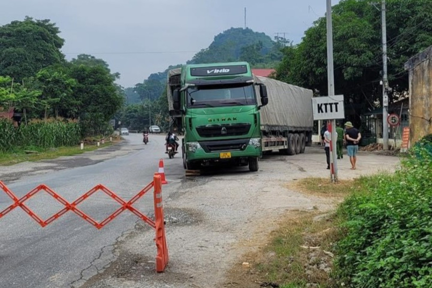 Vi phạm nồng độ cồn kịch khung, tài xế cho xe container chắn ngang quốc lộ