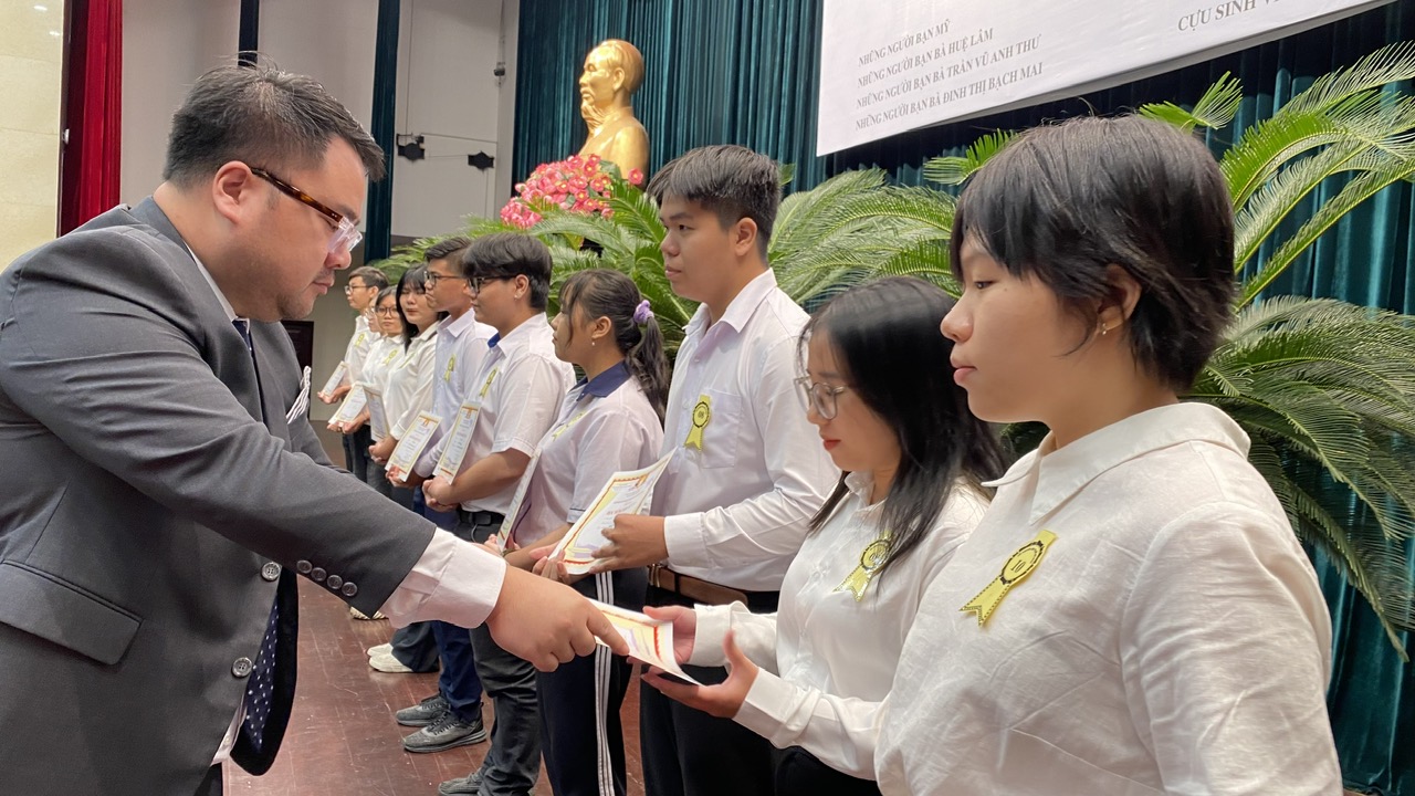 Học bổng khuyến tài tiếp tục gieo mầm ước mơ