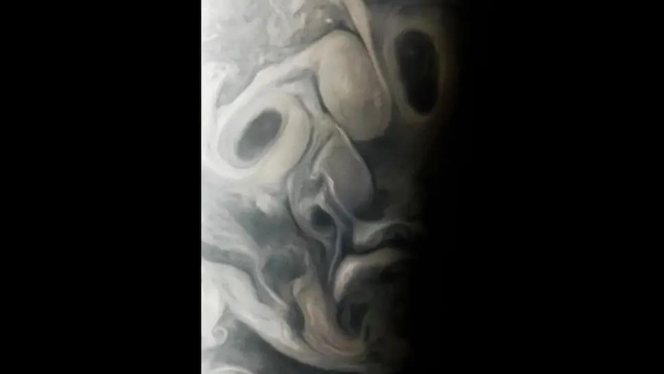 T&agrave;u vũ trụ NASA gửi về h&igrave;nh ảnh giống khu&ocirc;n mặt người - Ảnh 1.