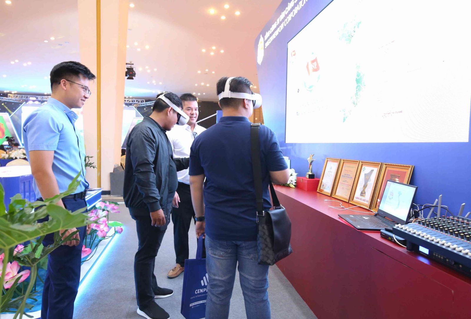Bế mạc Hội chợ triển lãm kinh tế - quốc phòng Việt Nam - Campuchia 2023 - Ảnh 3.