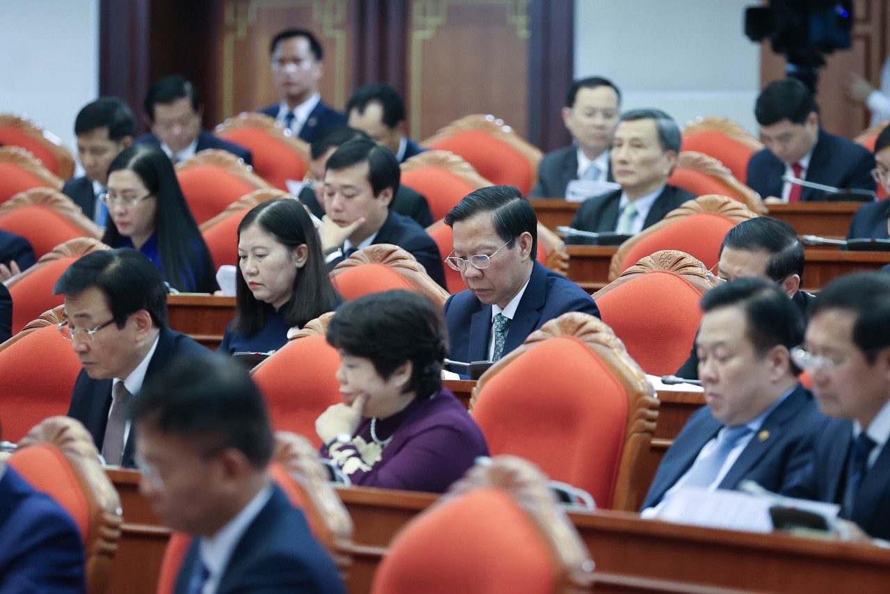 Thủ tướng điều hành thảo luận tại Hội nghị Trung ương 8