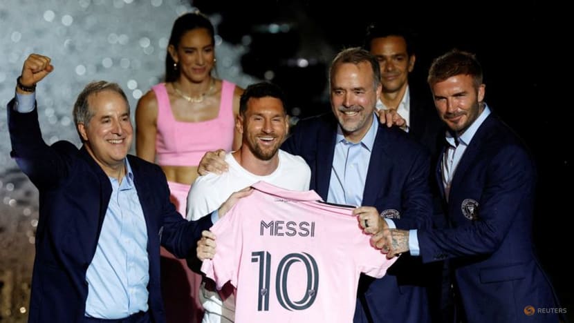Bỏ xa Ronaldo, Messi dẫn đầu danh sách cầu thủ đắt giá nhất thế giới - Ảnh 3.
