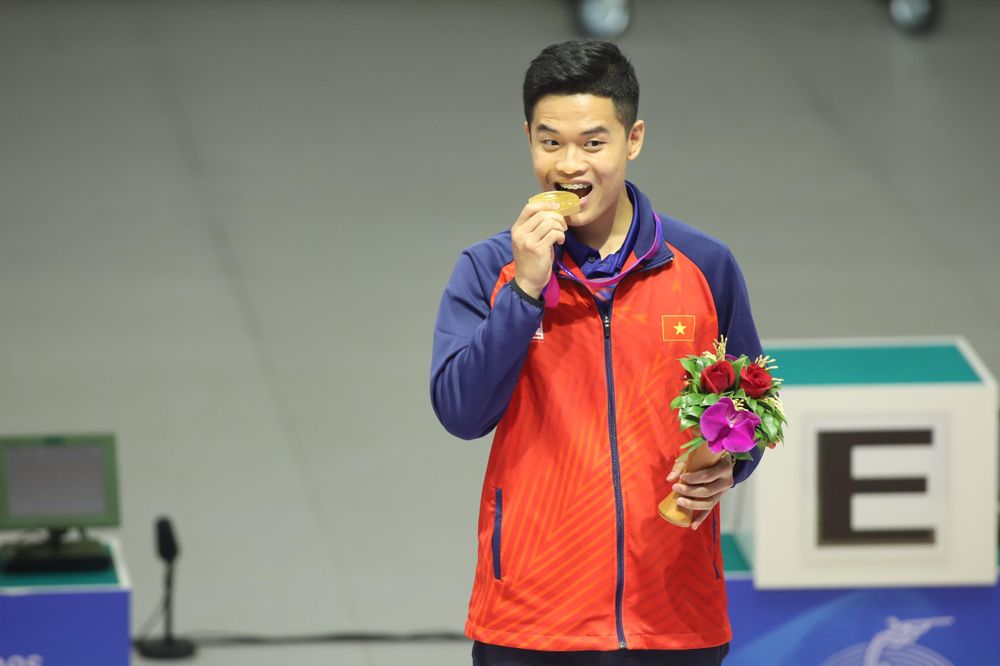 Thầy tr&ograve; xạ thủ Phạm Quang Huy gi&agrave;nh HCV ASIAD 19 được thưởng 335 triệu dồng - Ảnh 2.