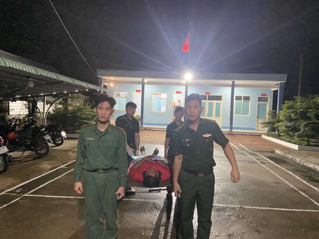 CLIP: Thót tim cứu 15 ngư dân trên tàu cá bị chìm giữa biển - Ảnh 2.