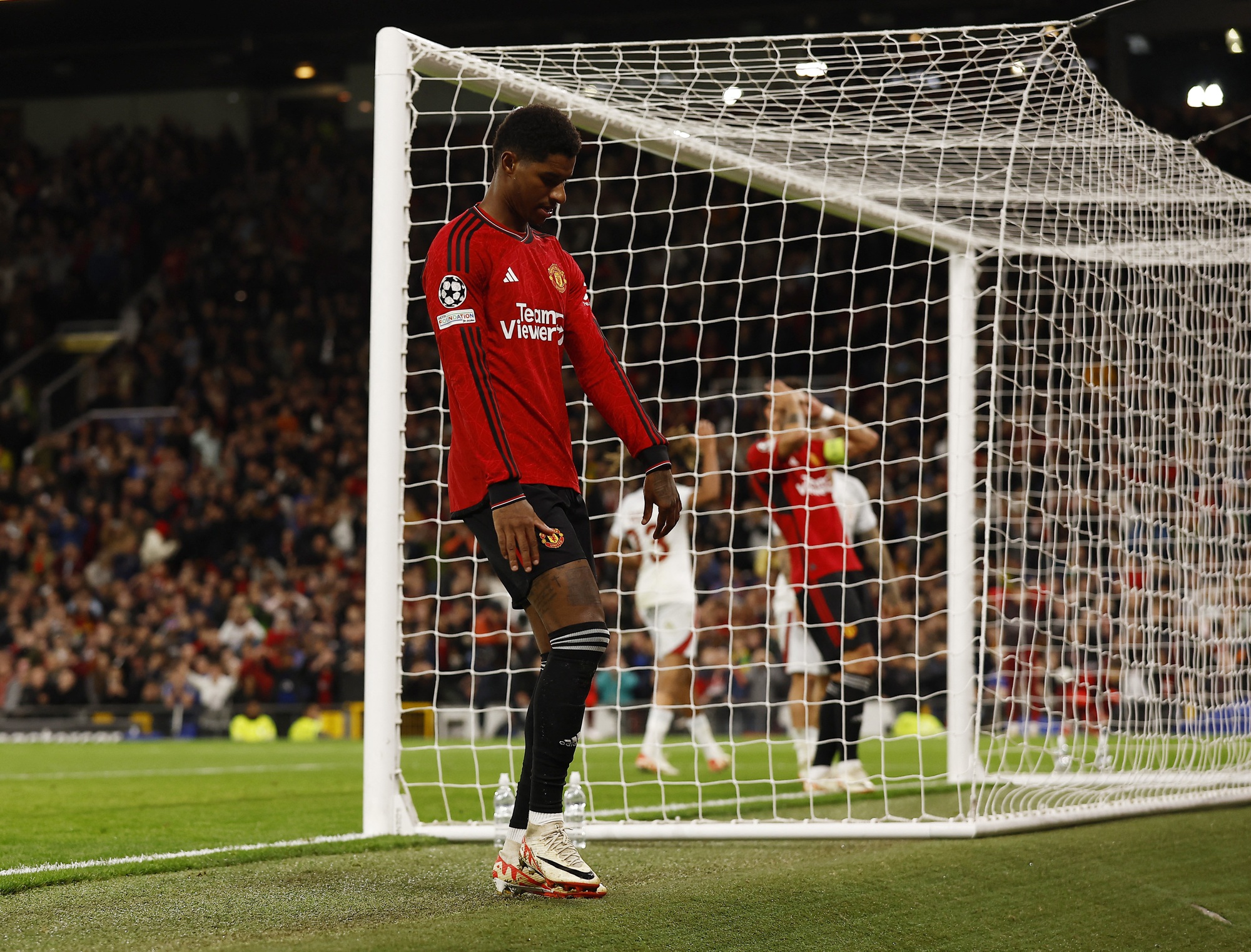 Truyền thông Anh châm ngòi cuộc chiến trên hàng công Man United - Ảnh 3.