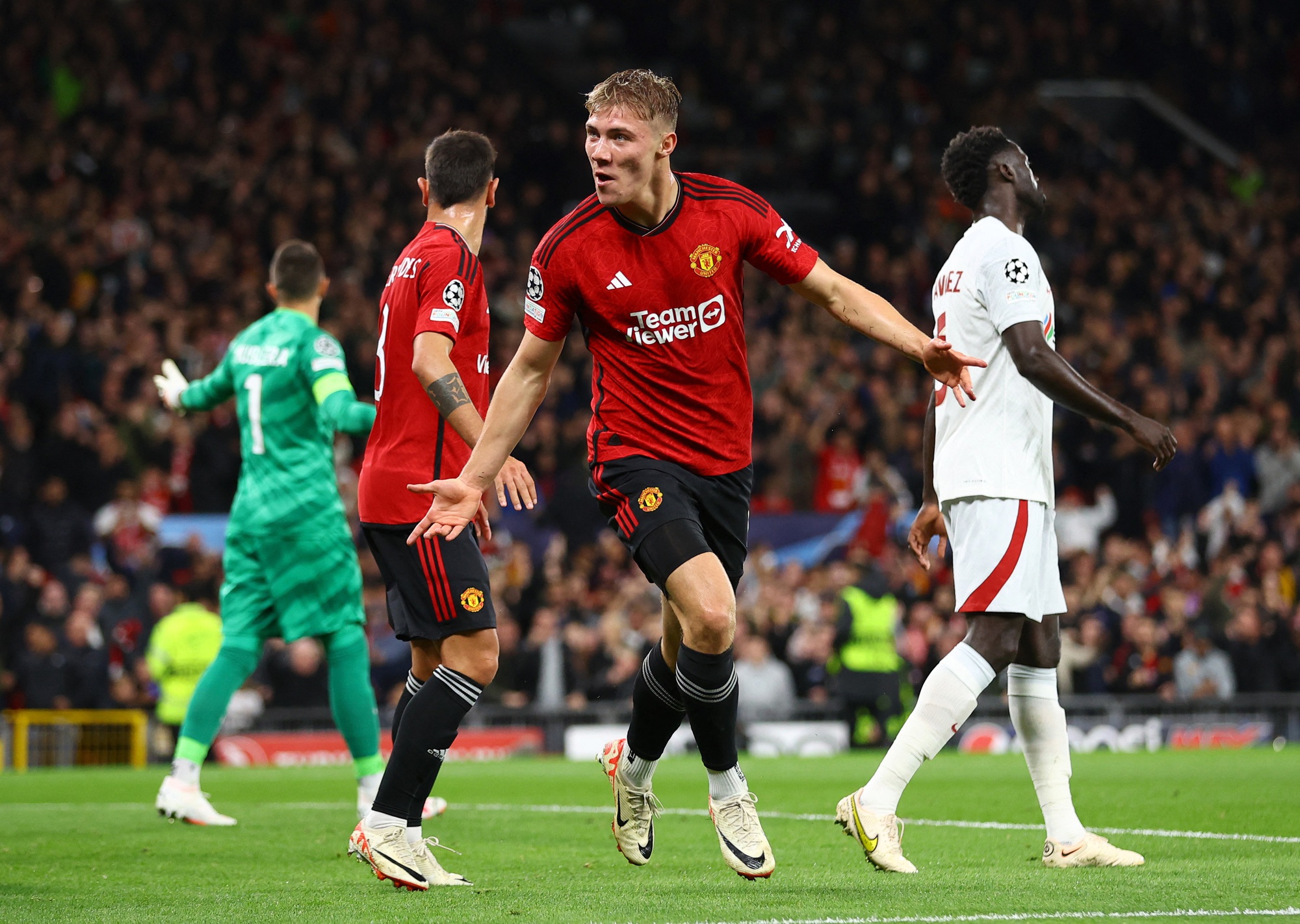 Công làm thủ phá, Man United thua ngược Galatasaray tại Old Trafford - Ảnh 2.