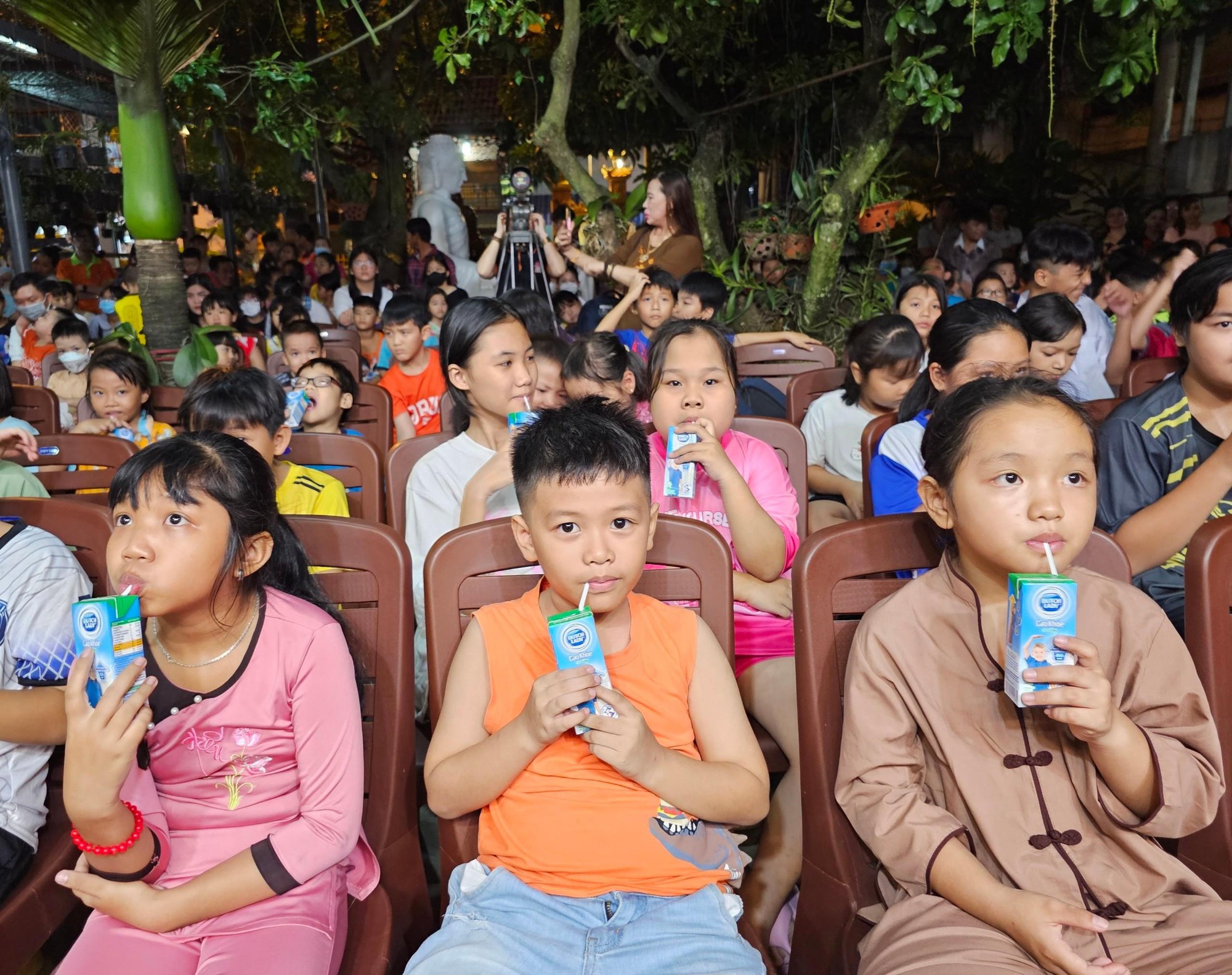 Sữa Cô Gái Hà Lan thắp sáng niềm vui Tết Trung thu cho trẻ em Bình Dương