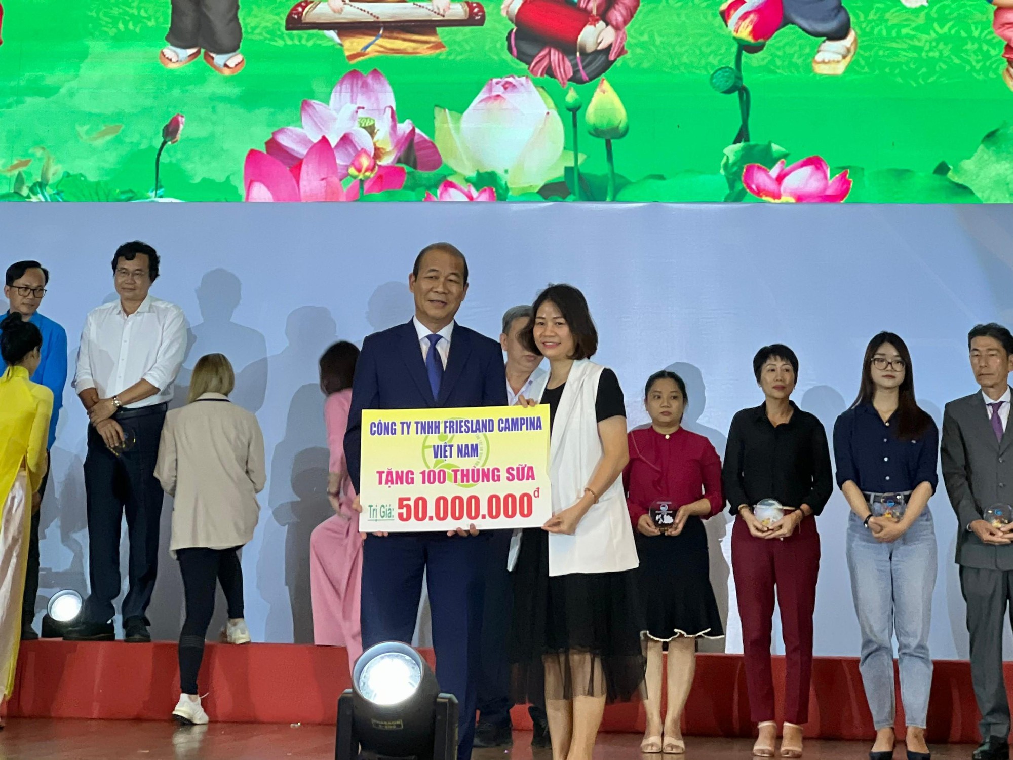 Sữa Cô Gái Hà Lan thắp sáng niềm vui Tết Trung thu cho trẻ em Bình Dương - Ảnh 4.