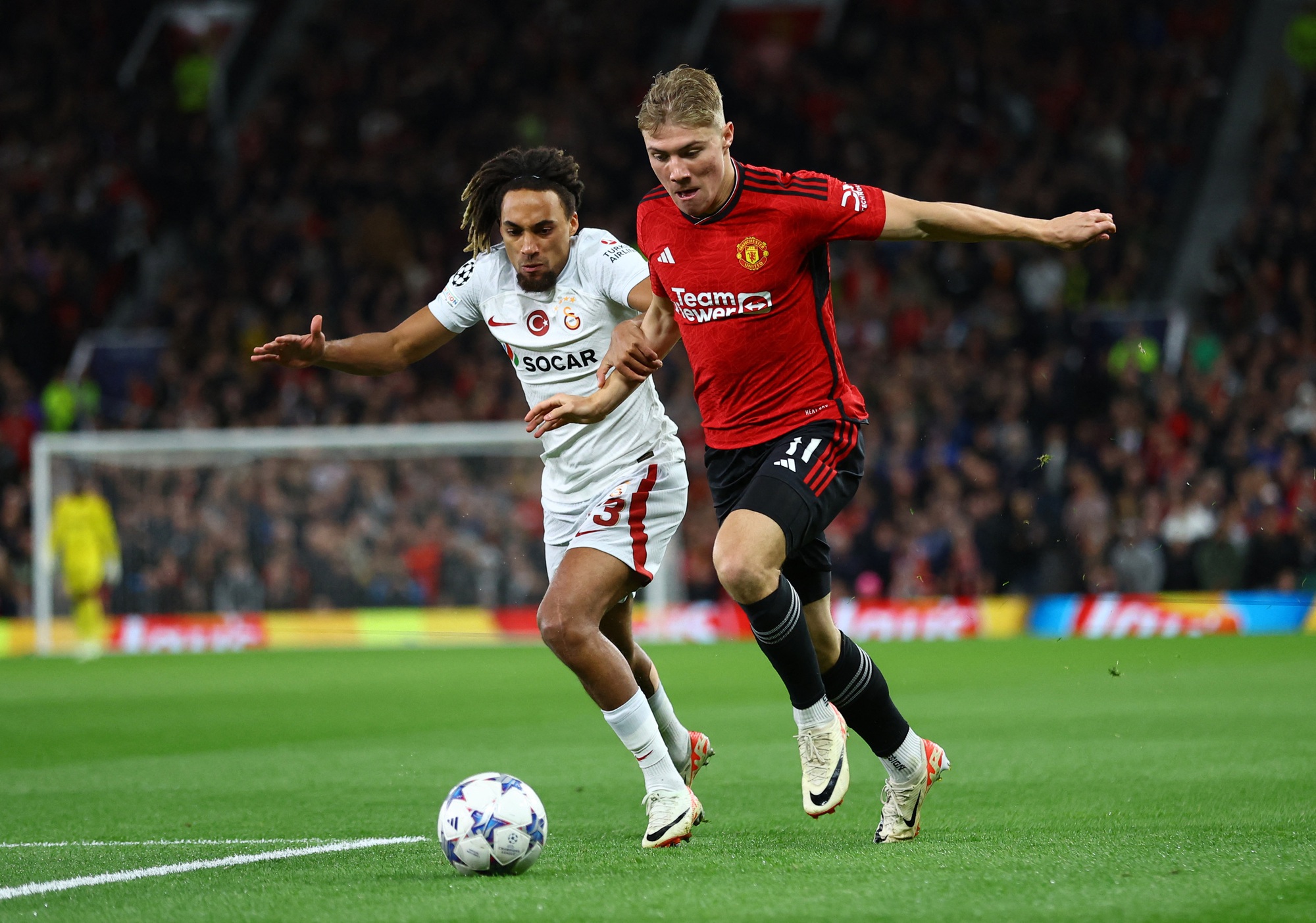 Công làm thủ phá, Man United thua ngược Galatasaray tại Old Trafford - Ảnh 1.